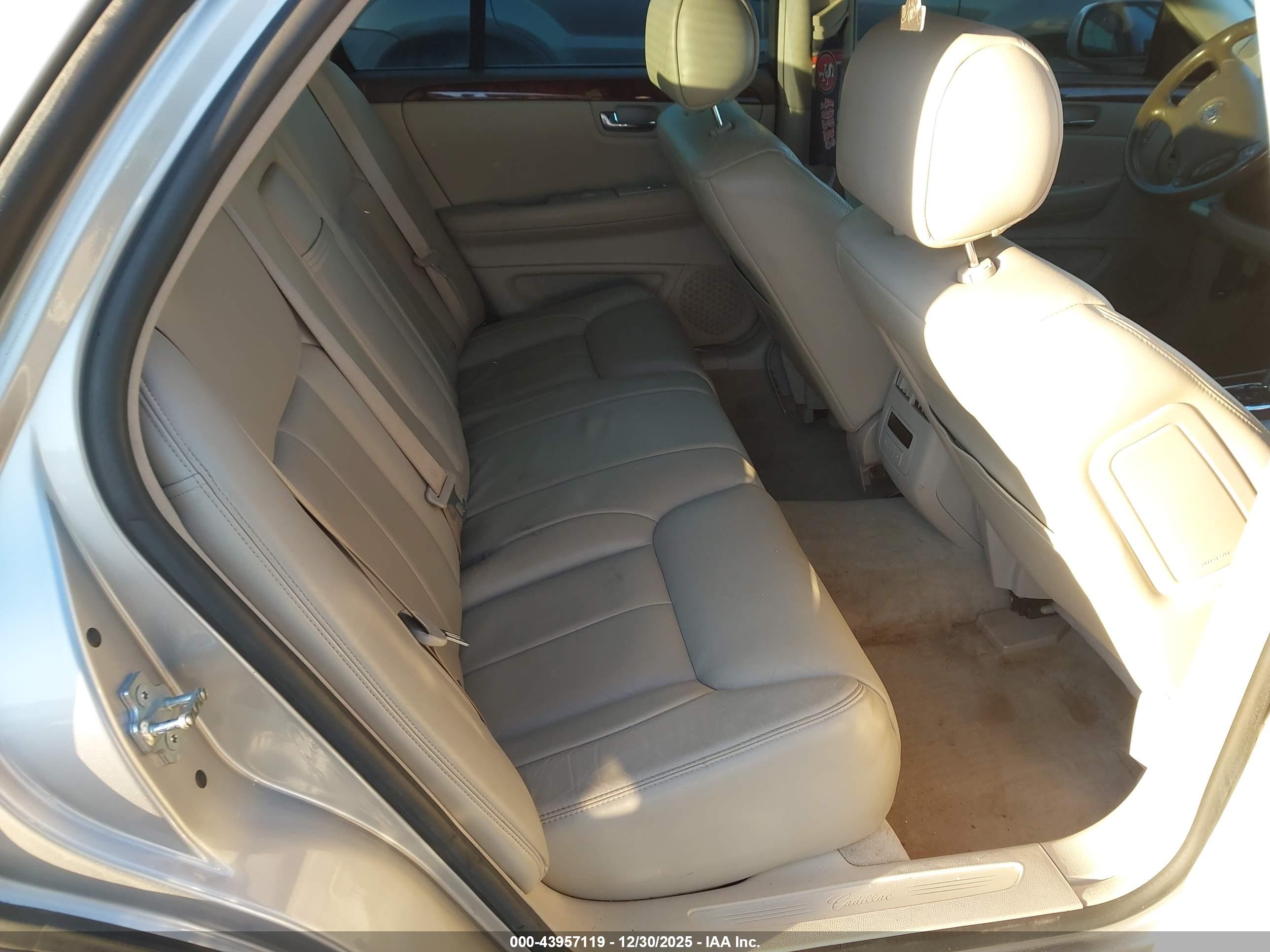 CADILLAC DTS image 8