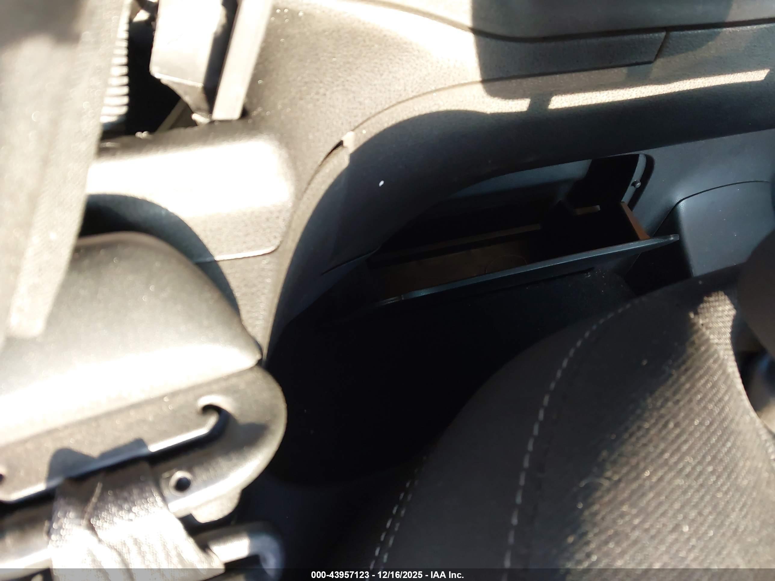 NISSAN 370Z image 8