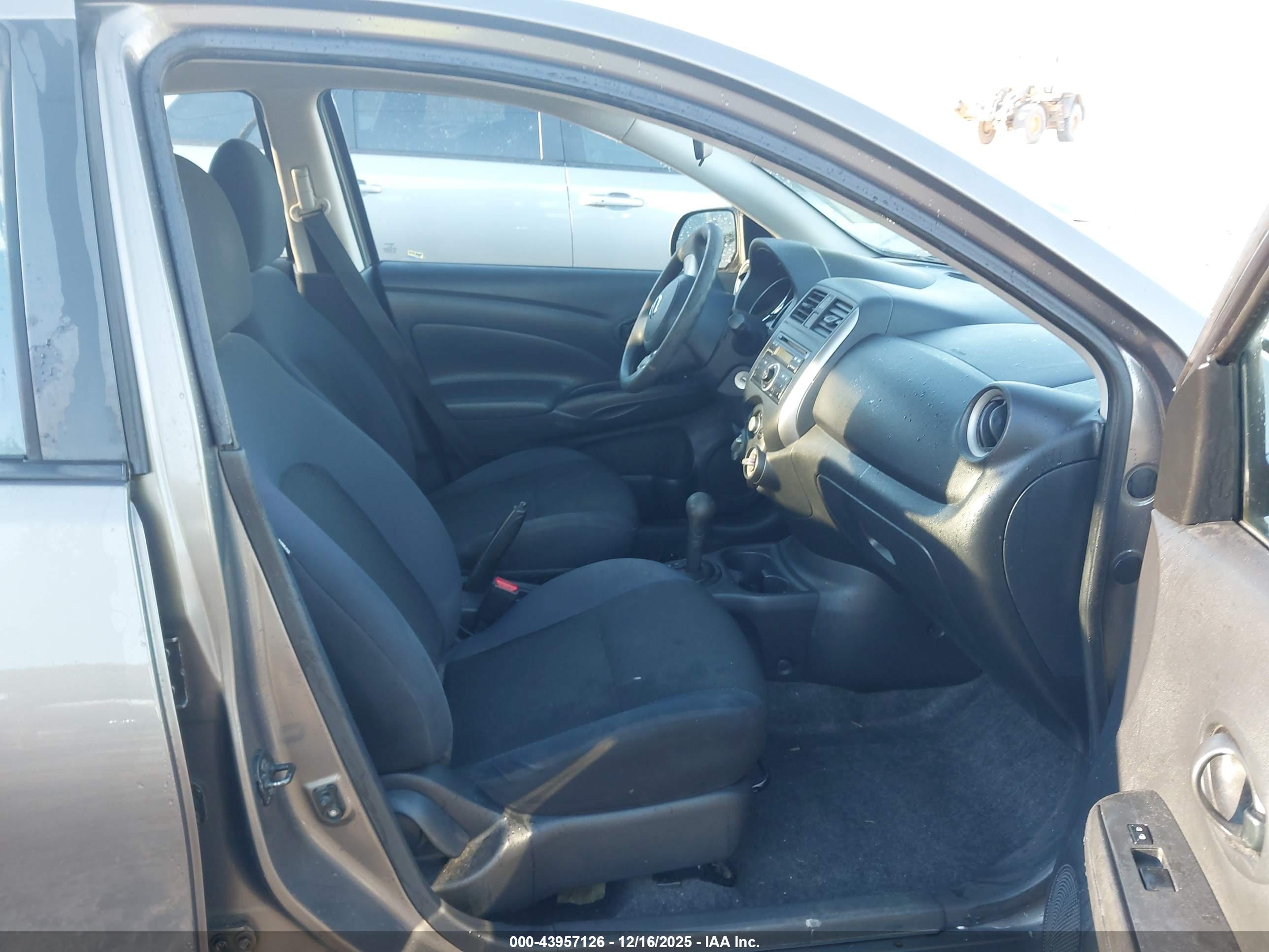 NISSAN VERSA image 5