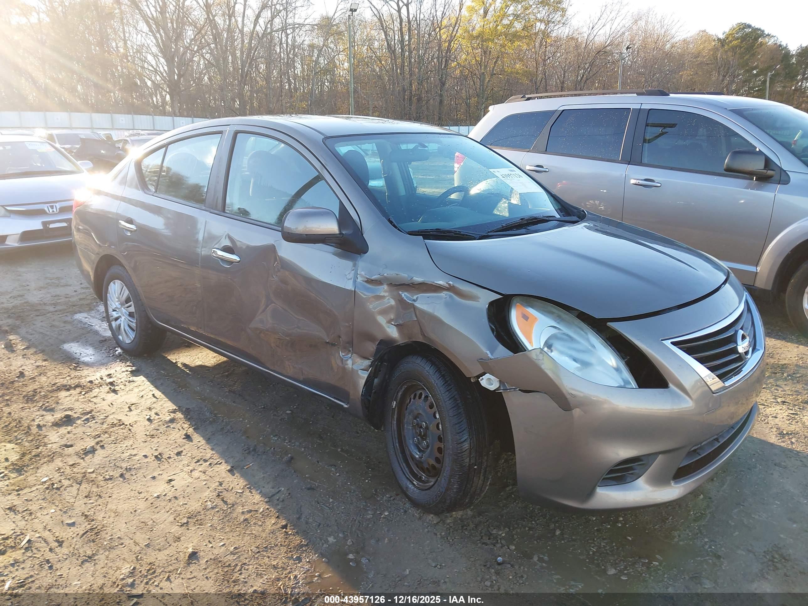 NISSAN VERSA image 6