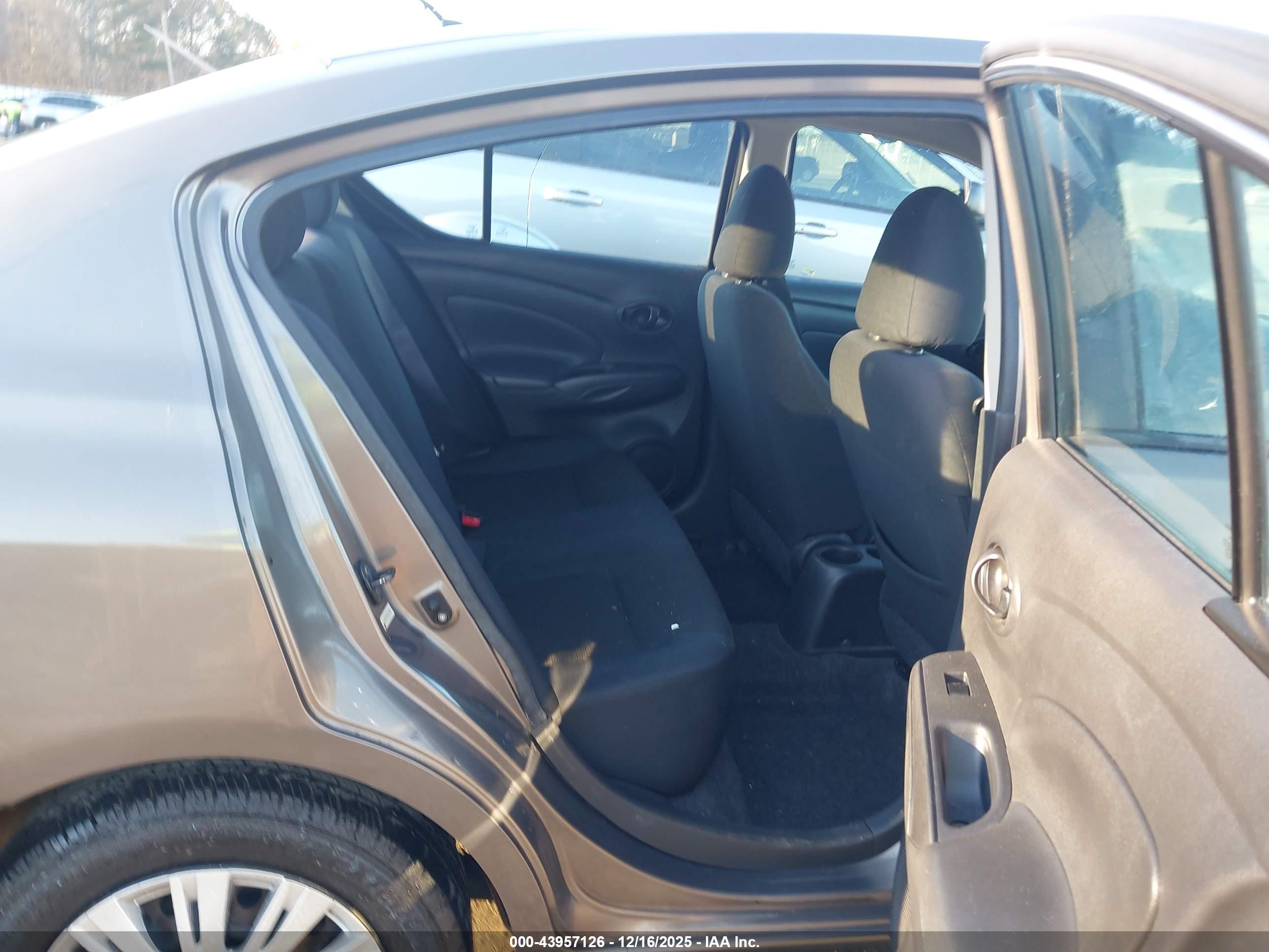 NISSAN VERSA image 8