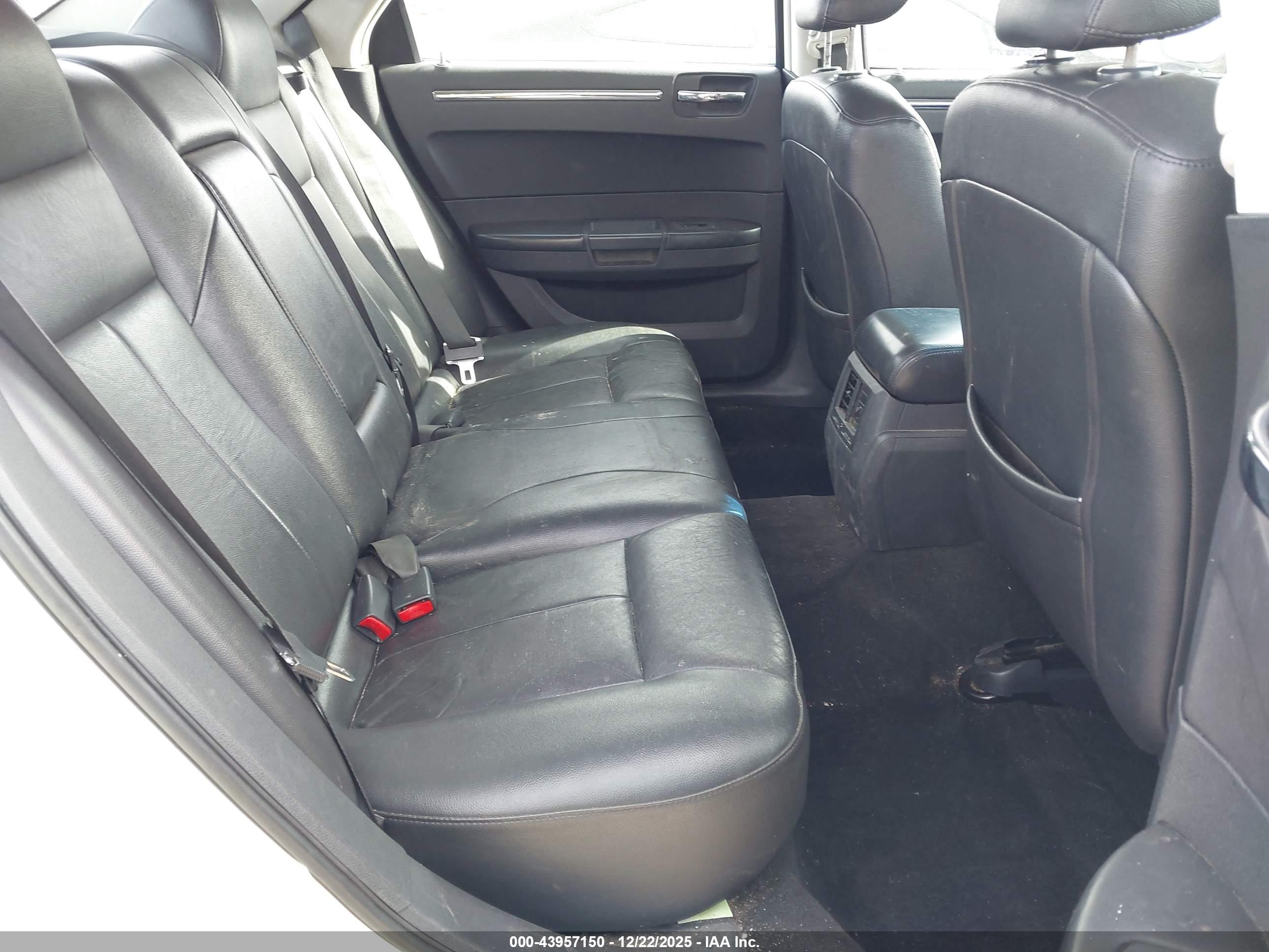 CHRYSLER 300 image 8