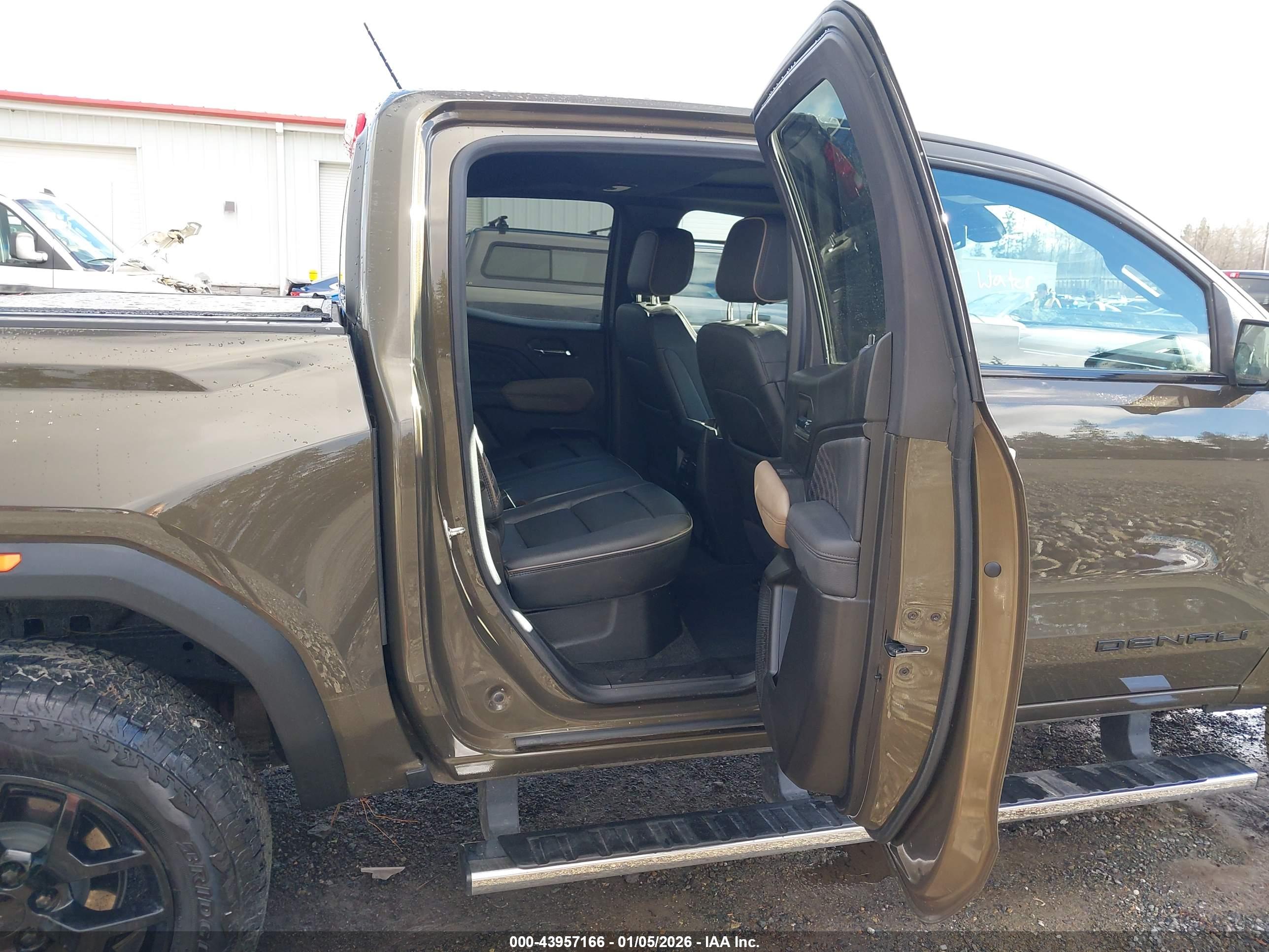 GMC CANYON image 8