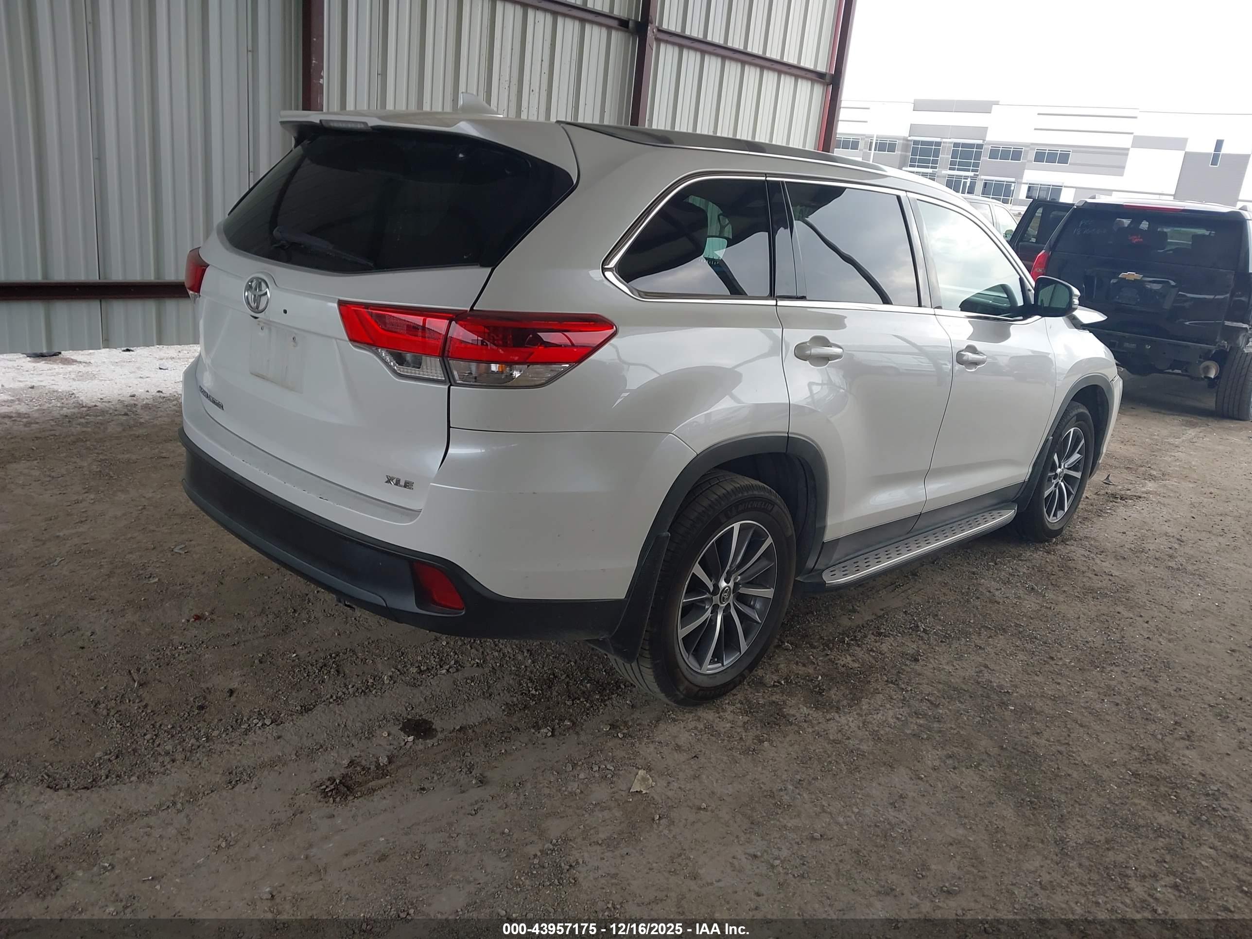 TOYOTA HIGHLANDER image 4
