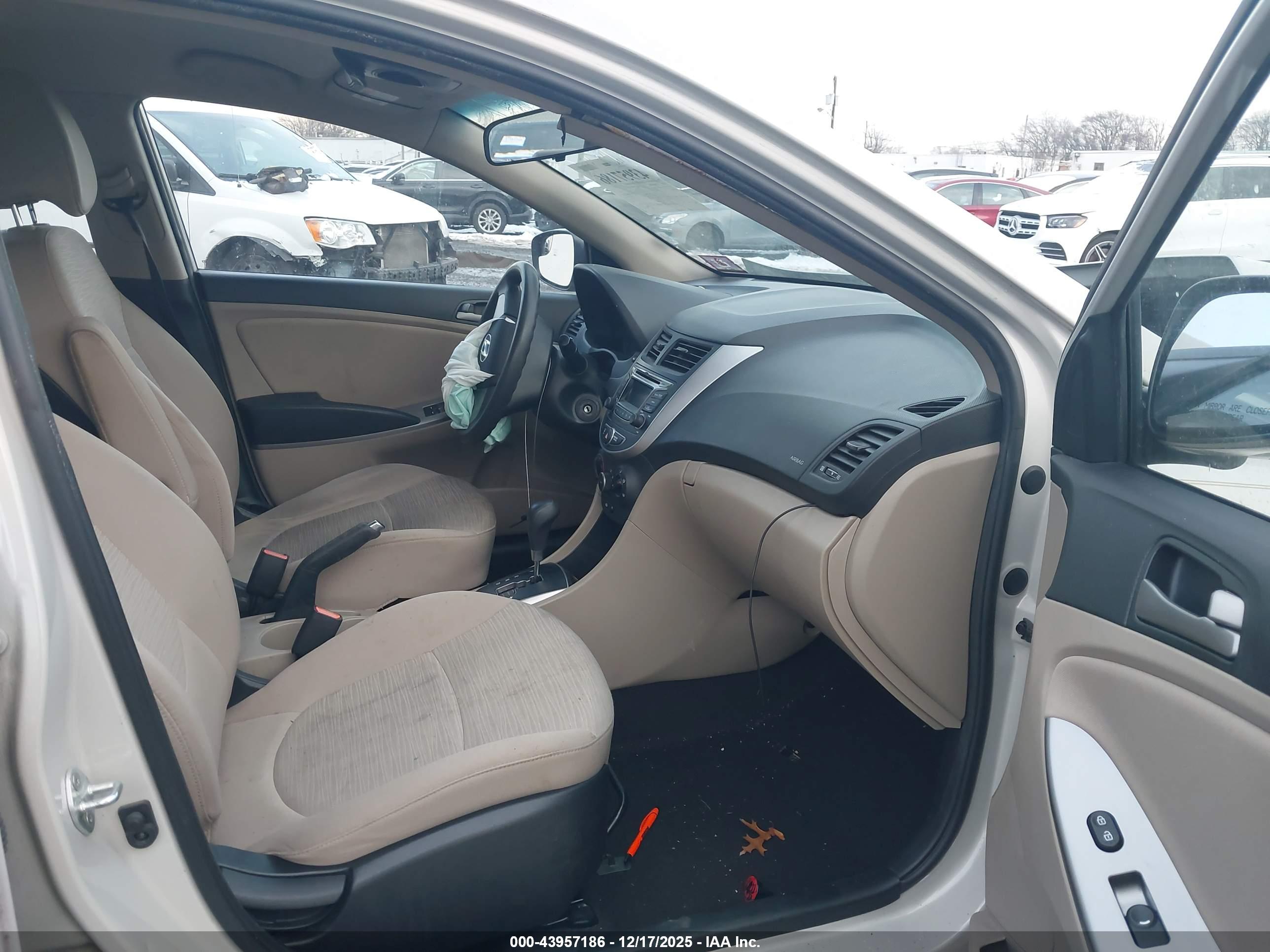 HYUNDAI ACCENT image 5