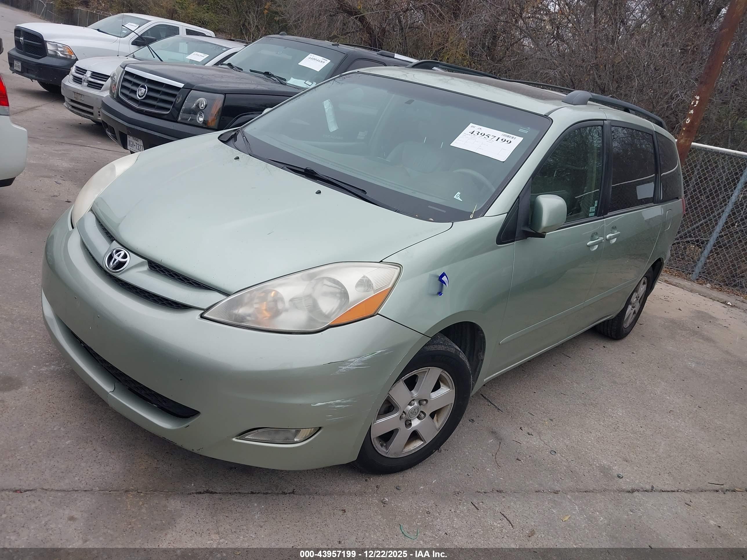 TOYOTA SIENNA image 2