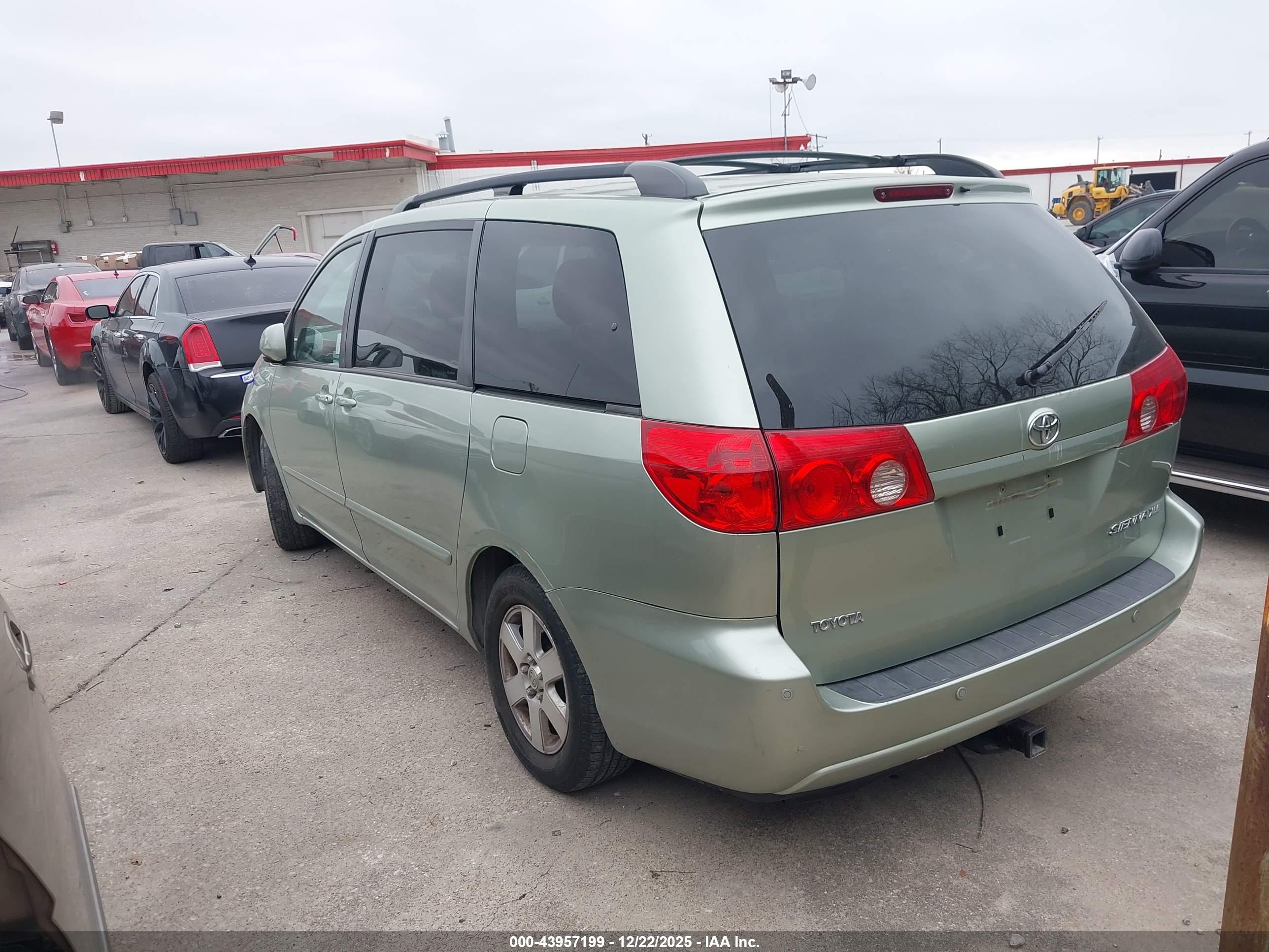 TOYOTA SIENNA image 3