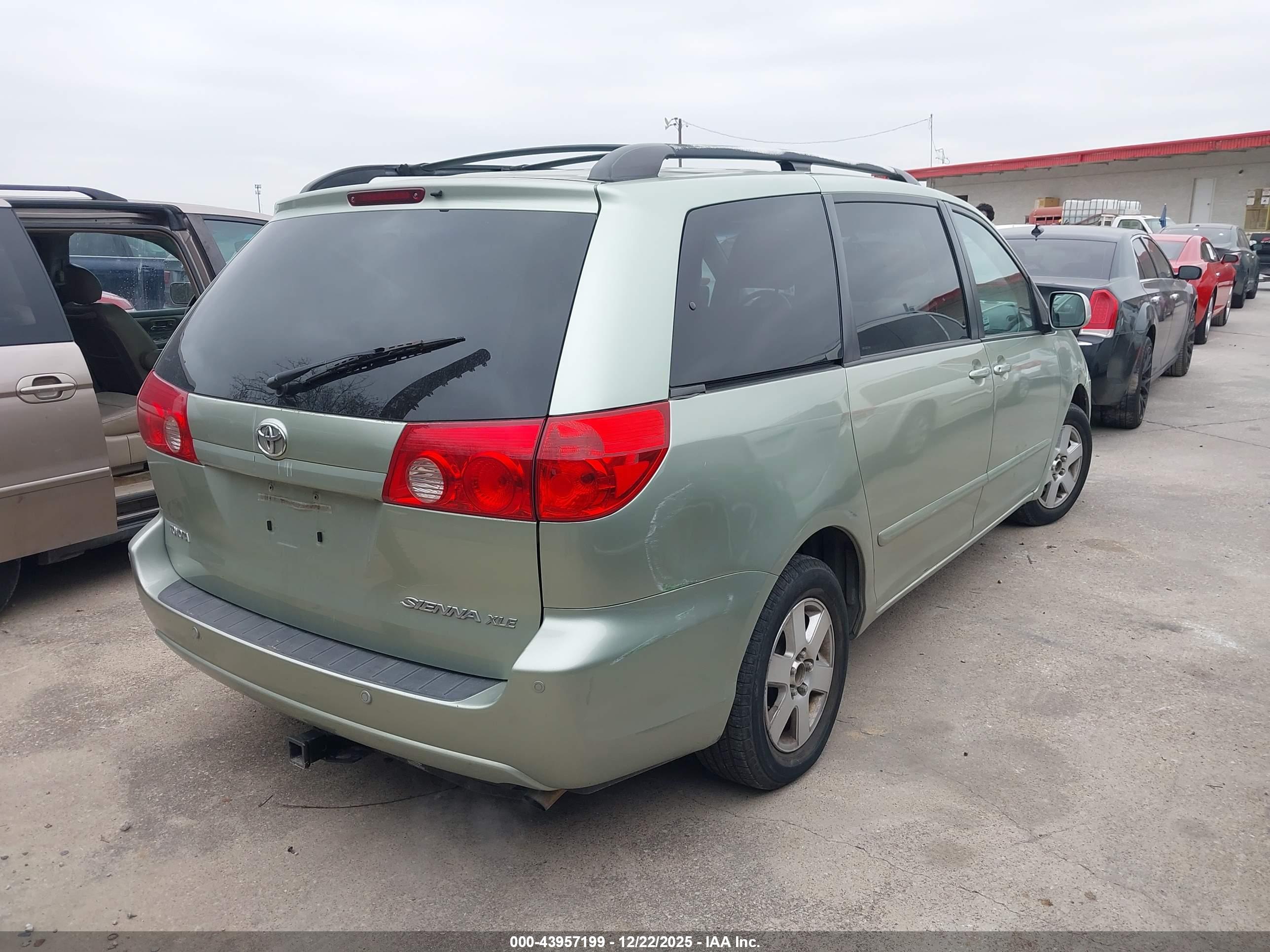 TOYOTA SIENNA image 4