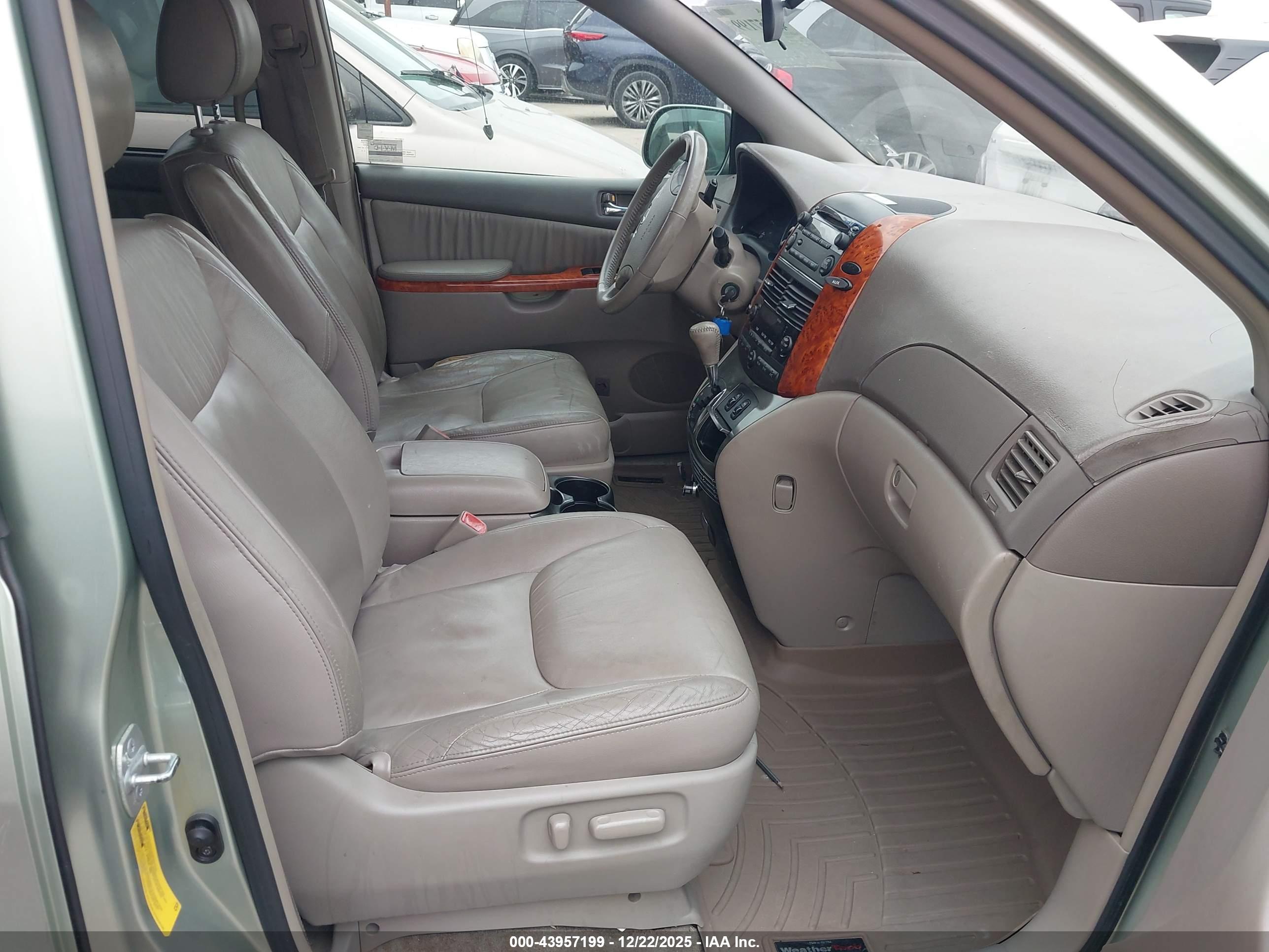 TOYOTA SIENNA image 5
