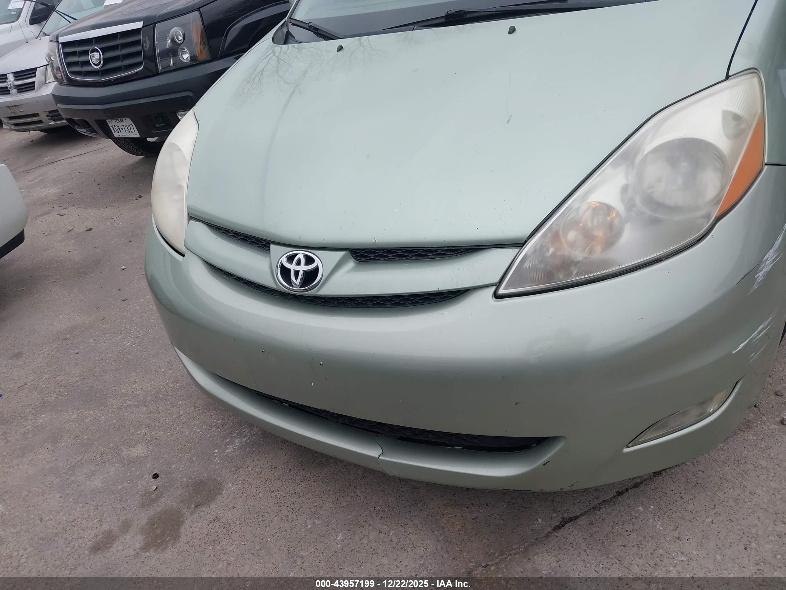 TOYOTA SIENNA image 6