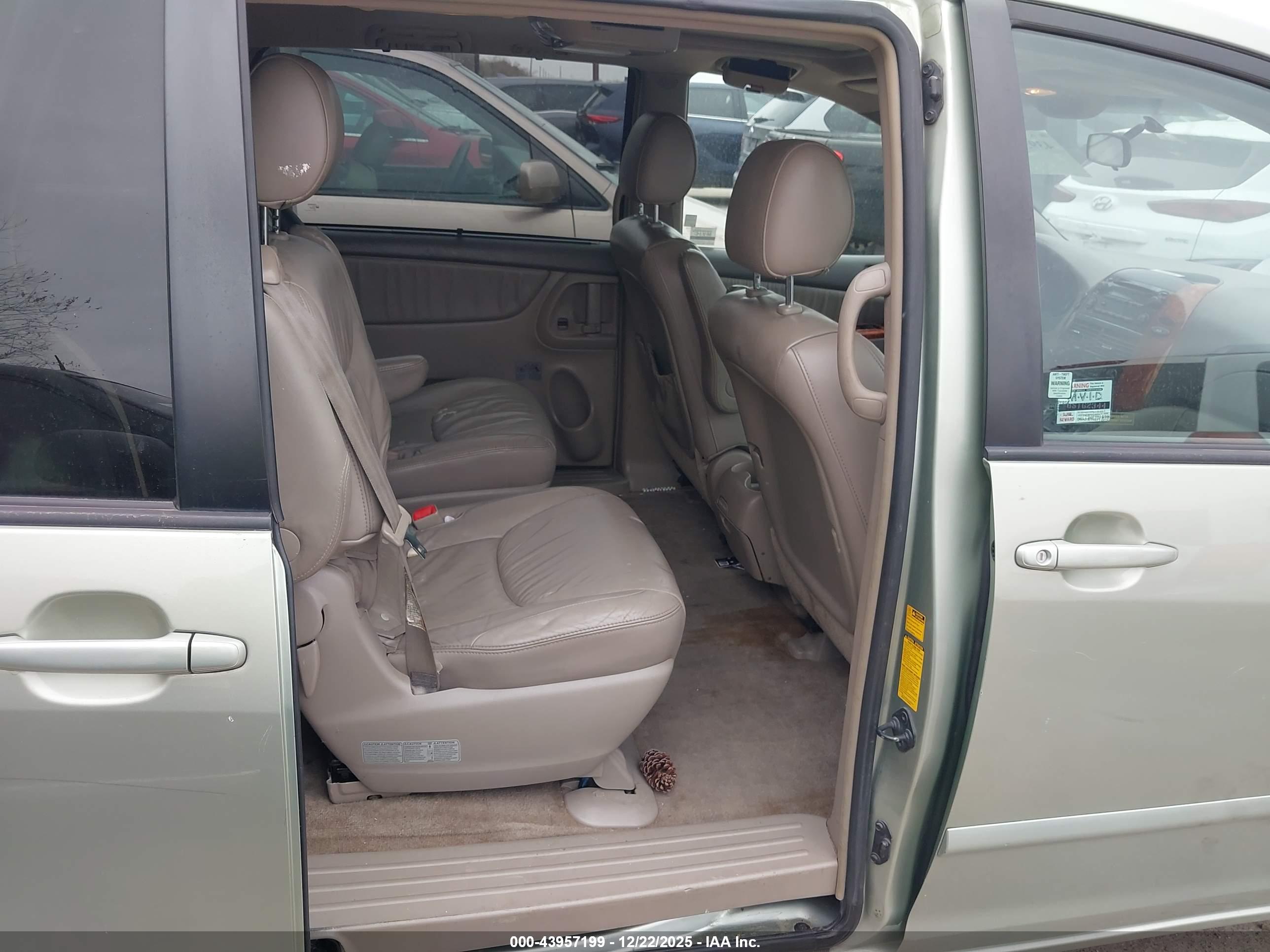 TOYOTA SIENNA image 8