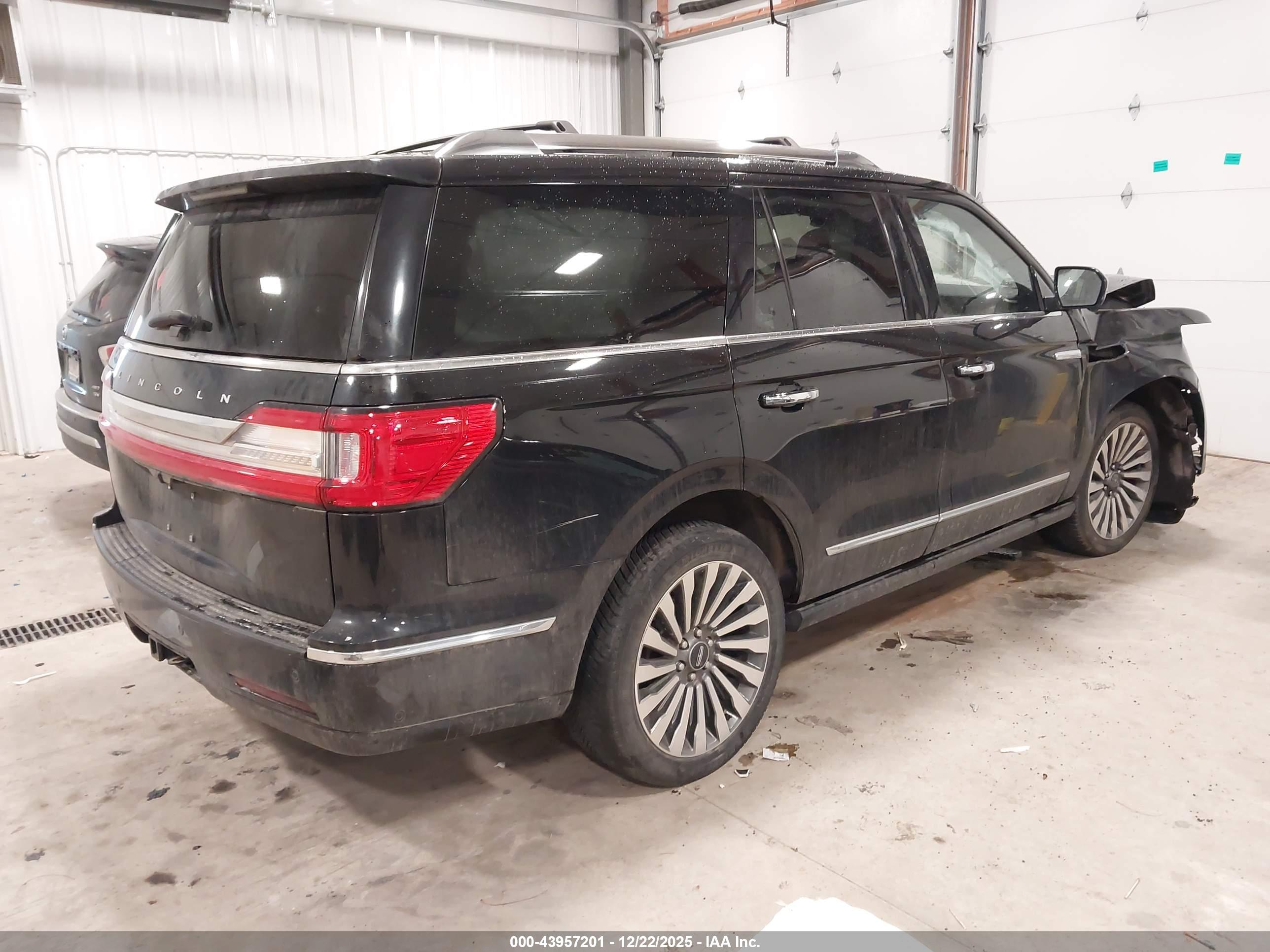 LINCOLN NAVIGATOR image 4