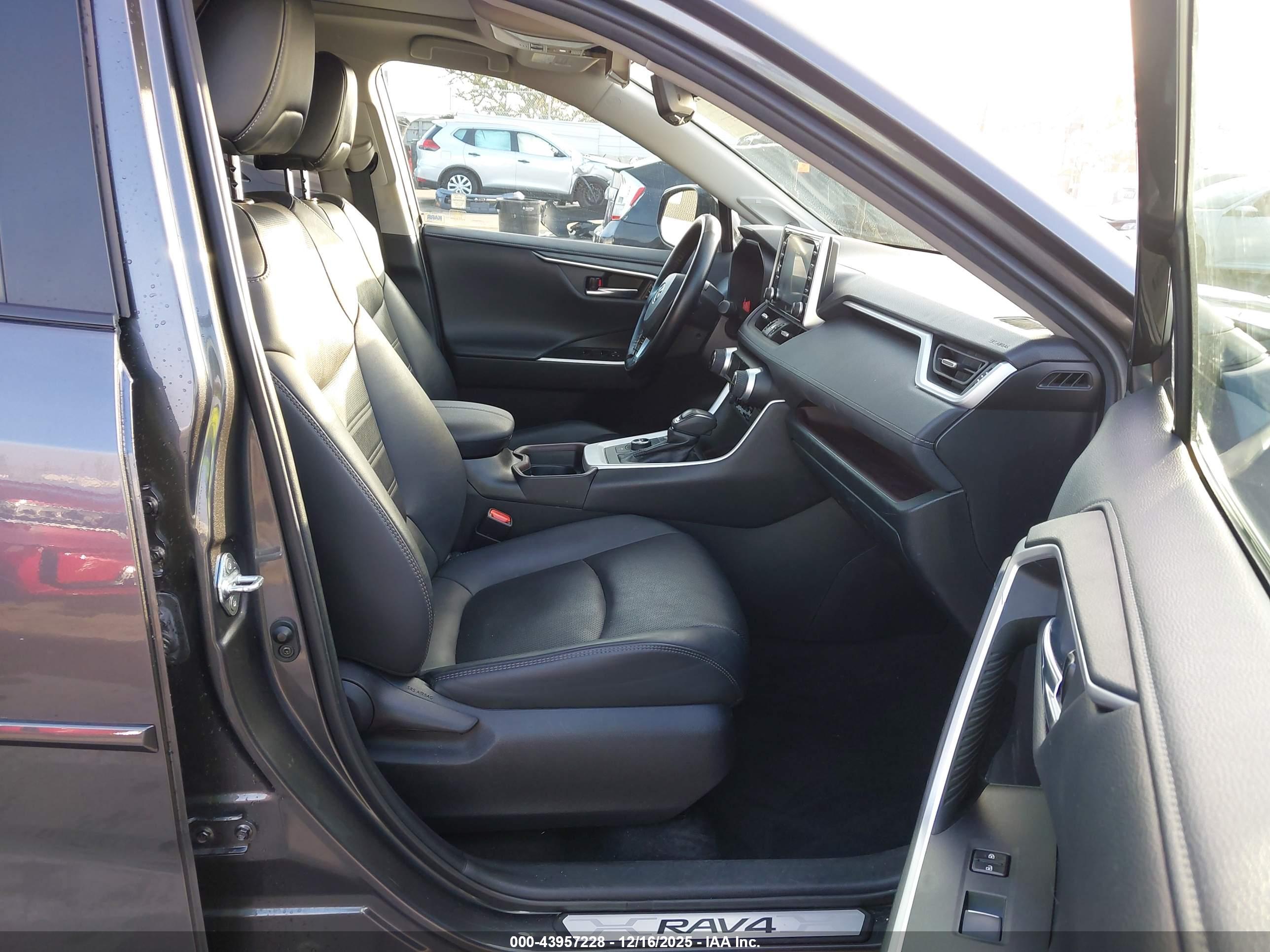 TOYOTA RAV4 image 5