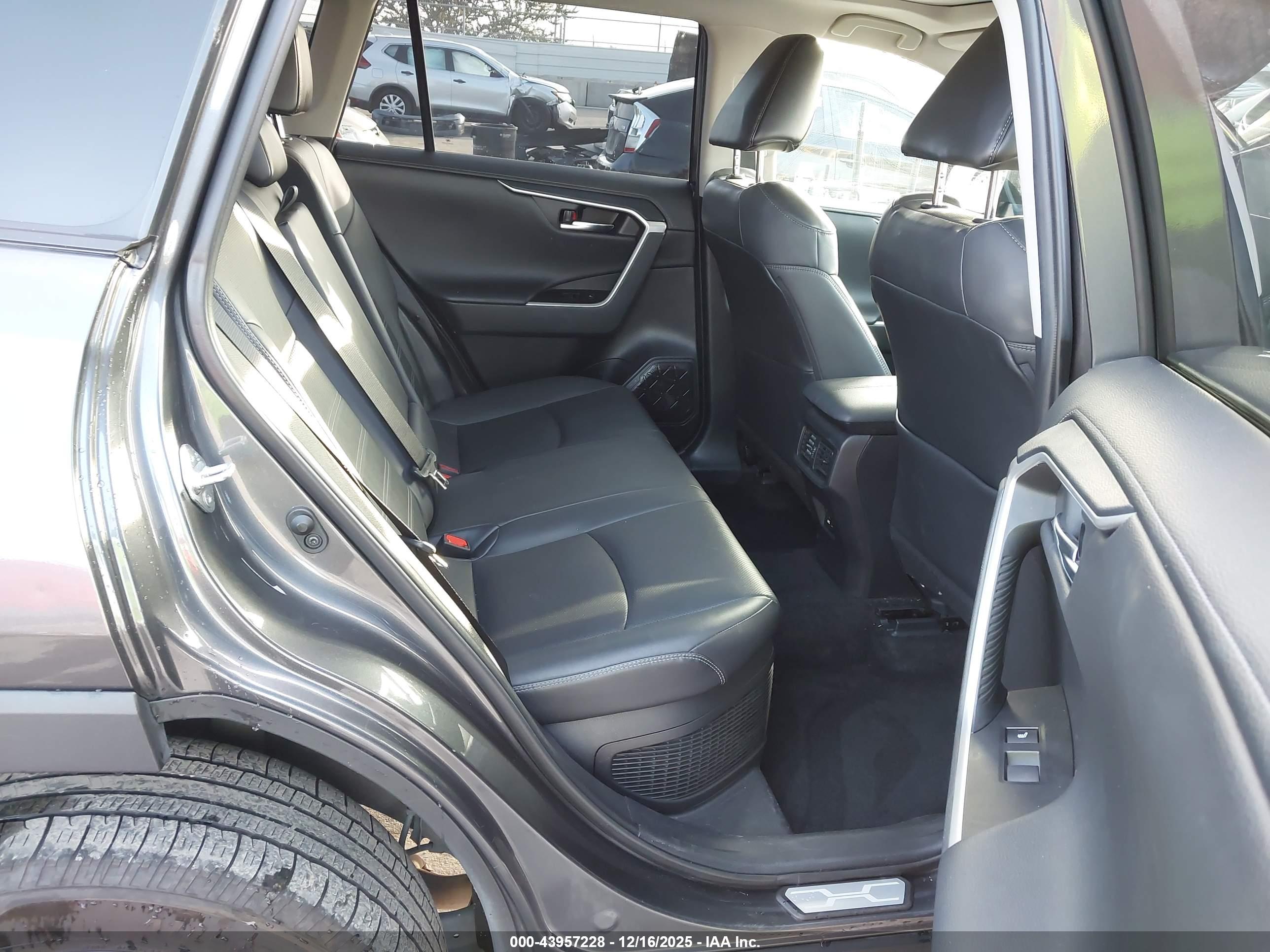 TOYOTA RAV4 image 8