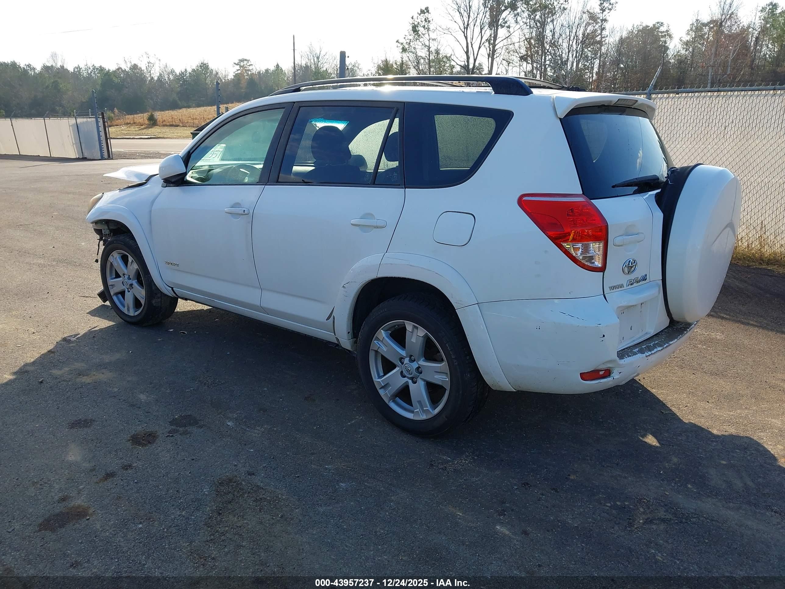 TOYOTA RAV4 image 3