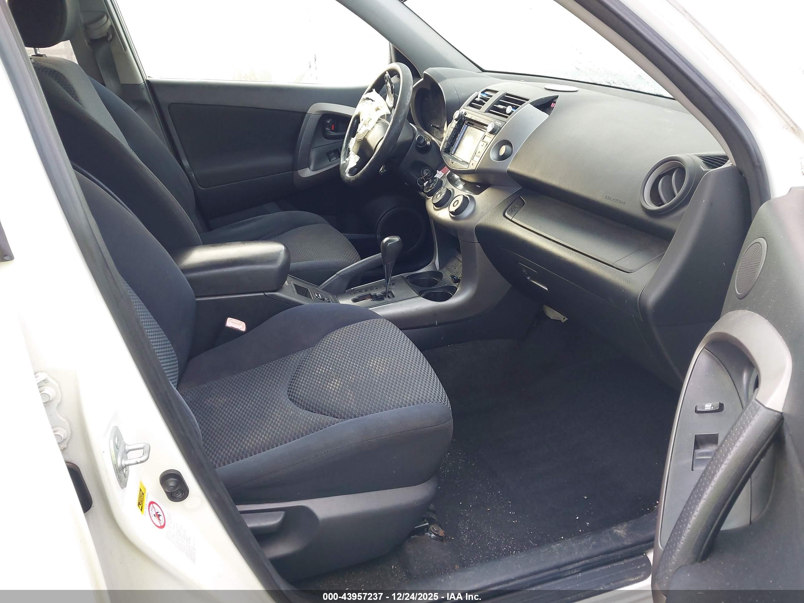 TOYOTA RAV4 image 5