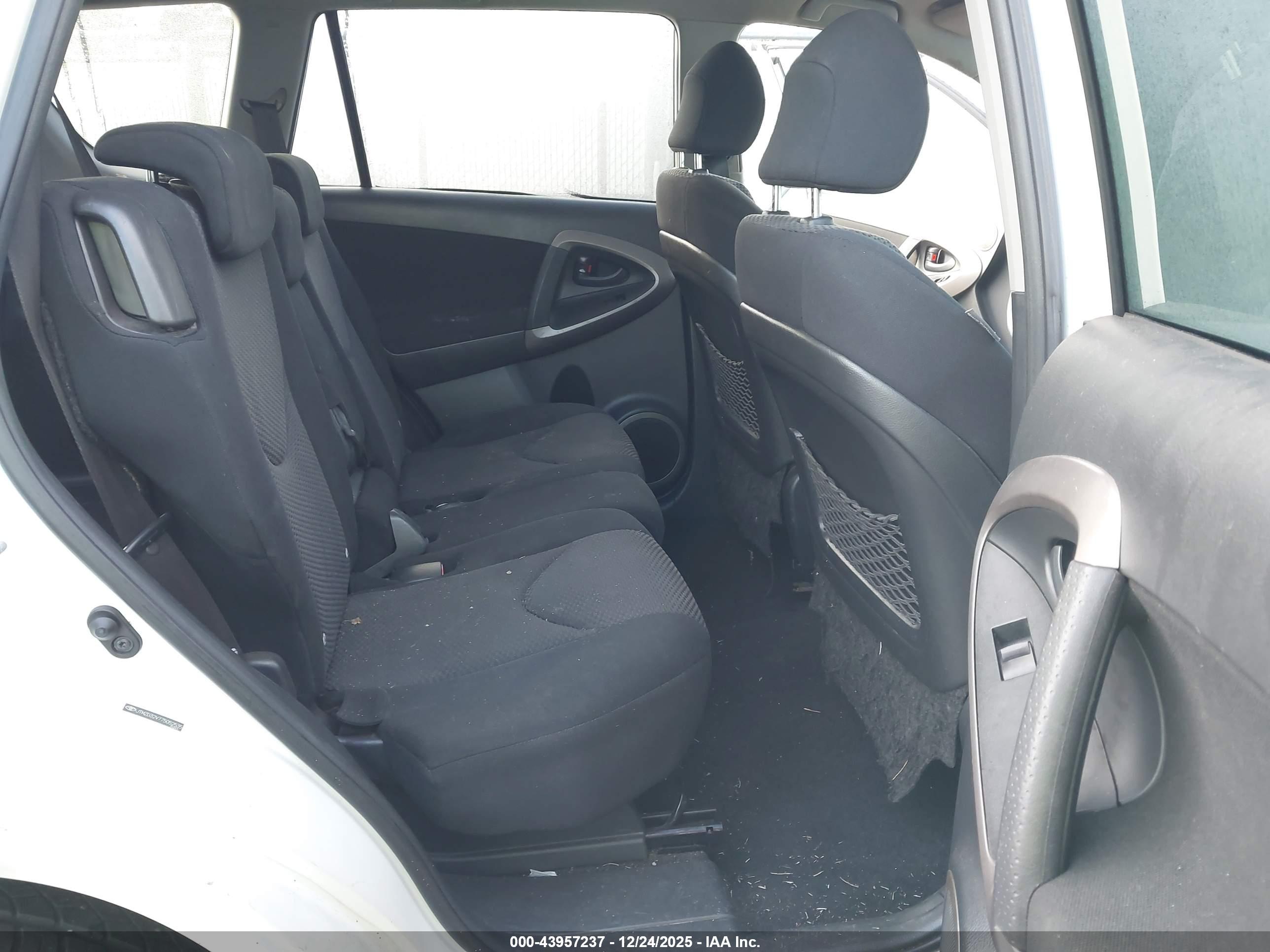 TOYOTA RAV4 image 8