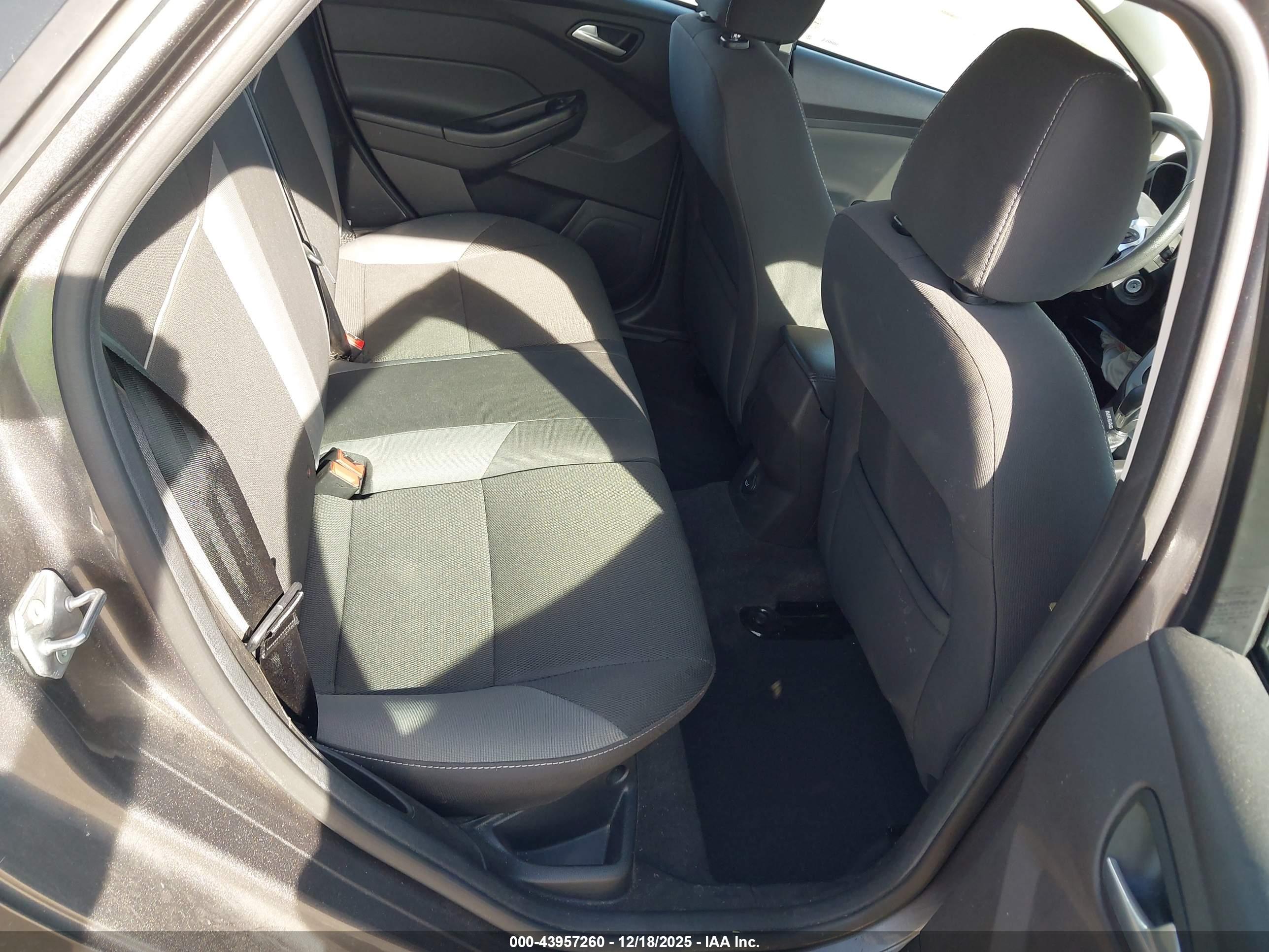 FORD FOCUS image 8