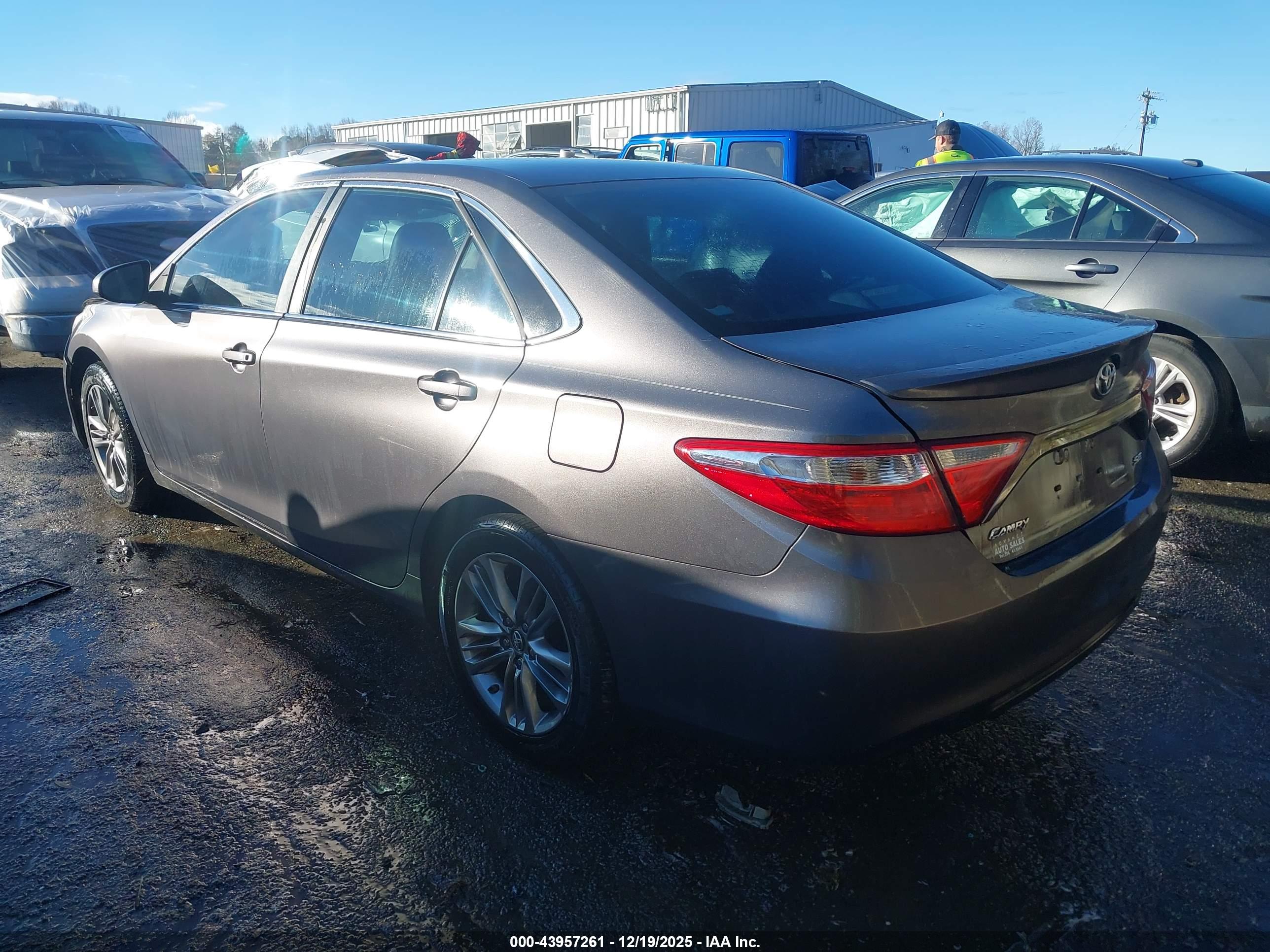 TOYOTA CAMRY image 3
