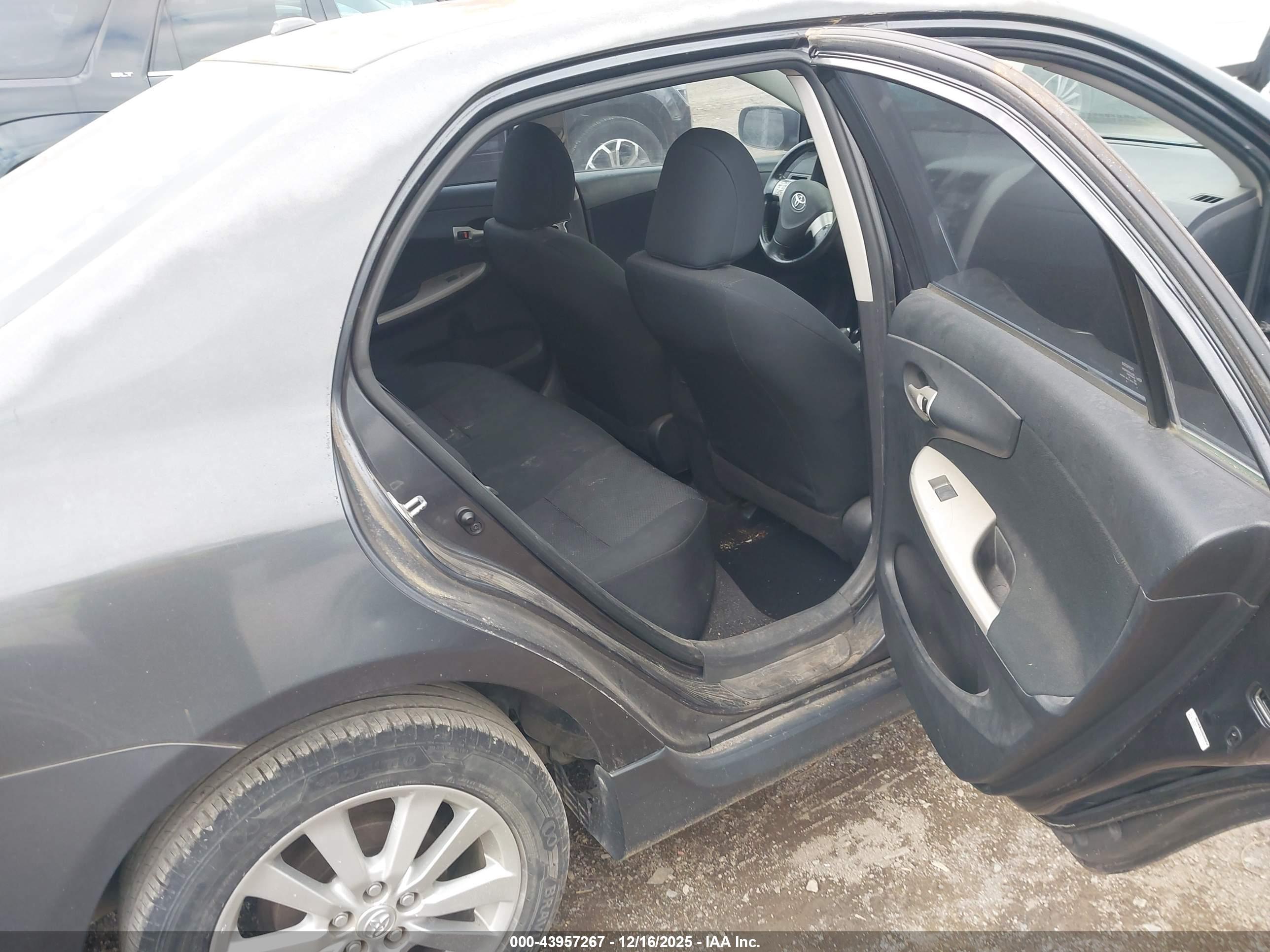 TOYOTA COROLLA image 8