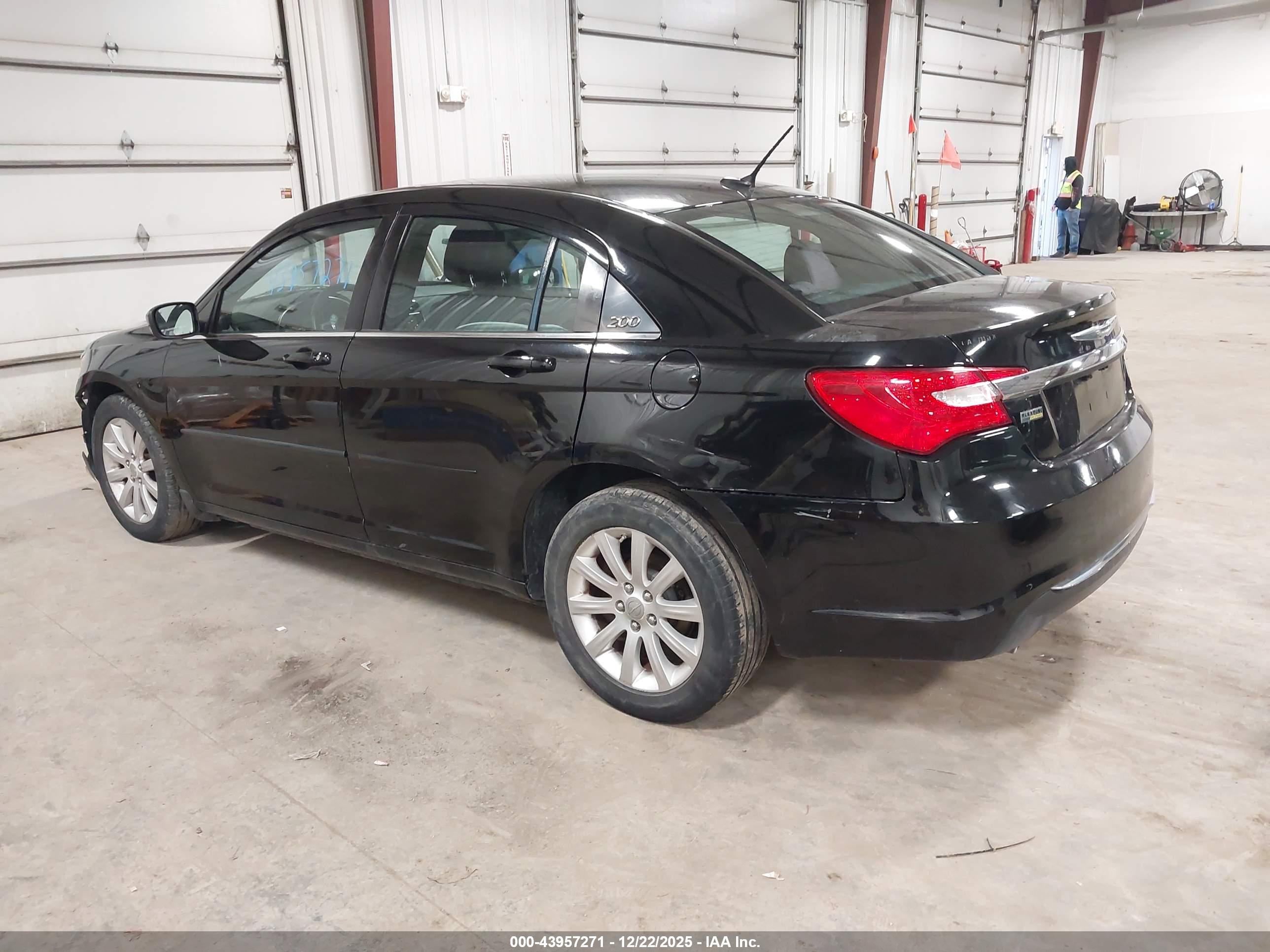 CHRYSLER 200 image 3