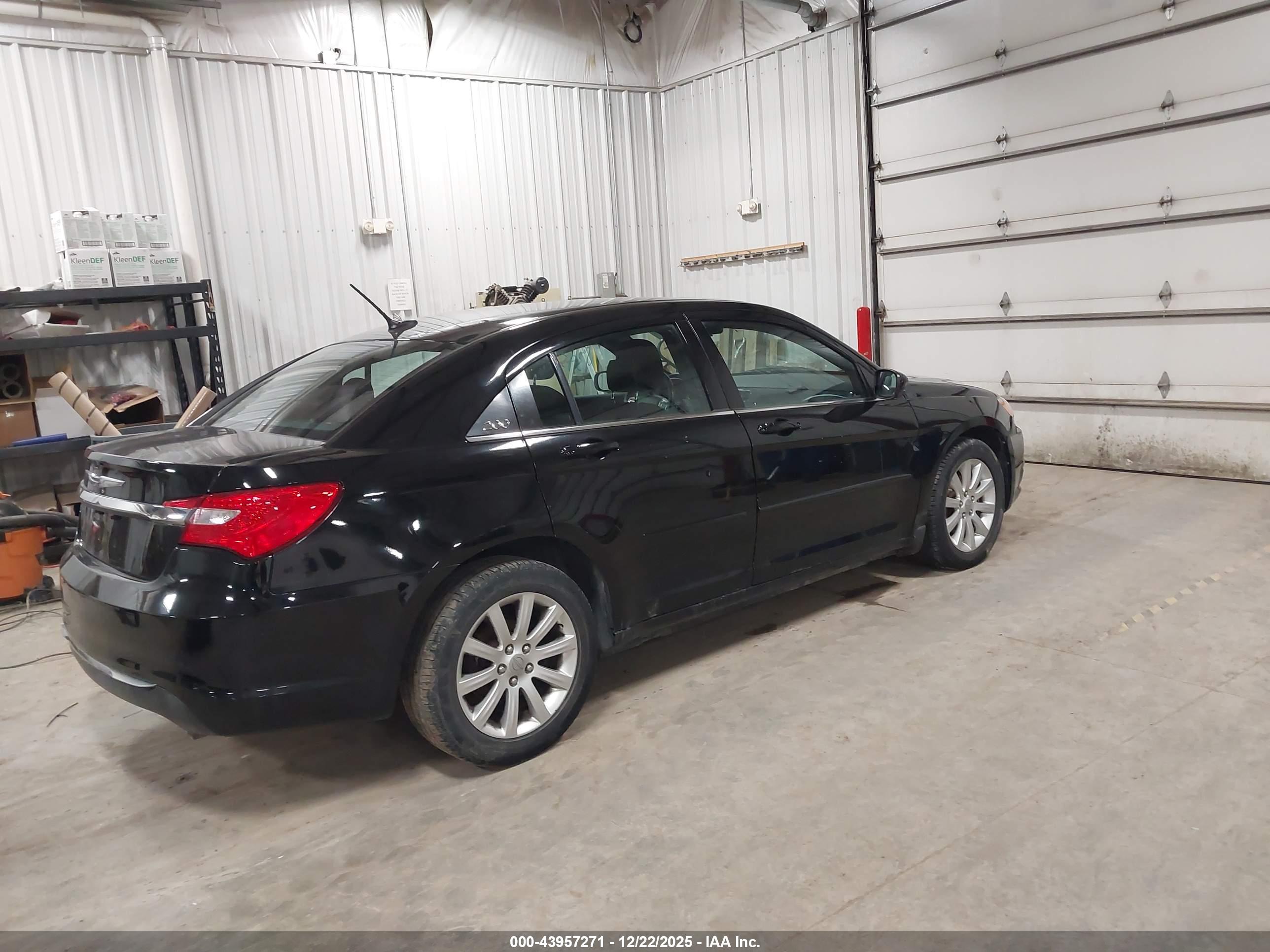 CHRYSLER 200 image 4