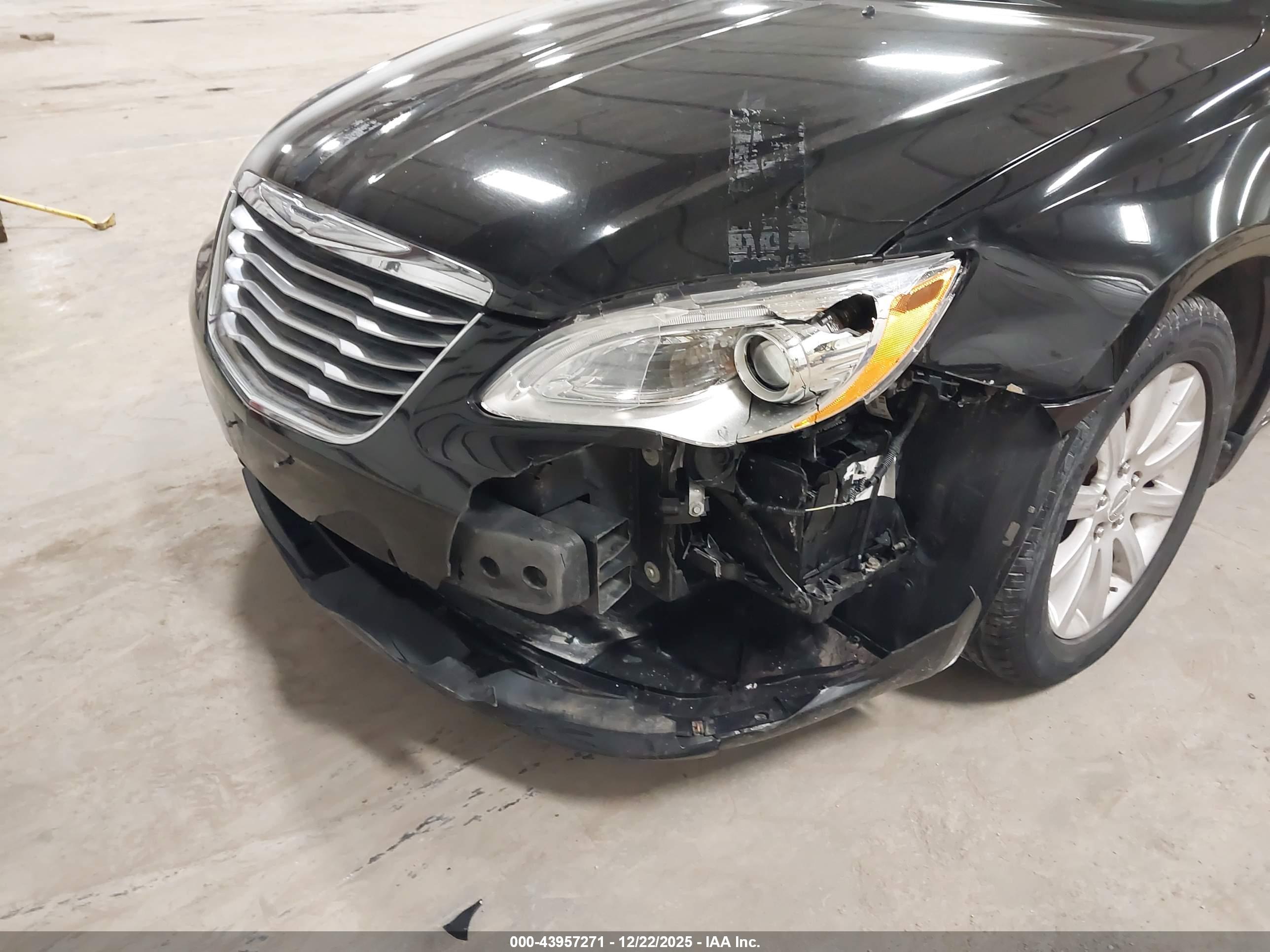 CHRYSLER 200 image 6