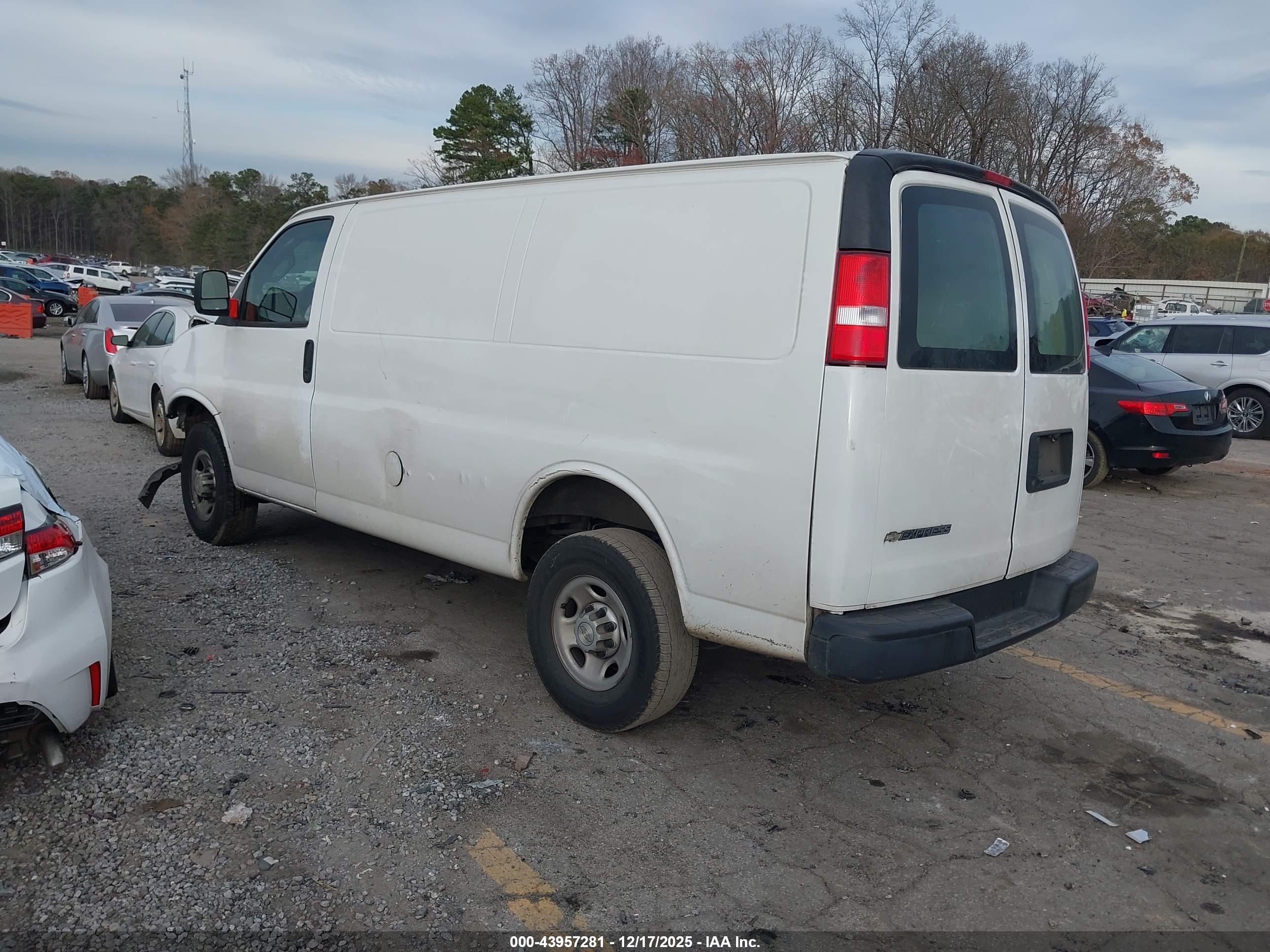 CHEVROLET EXPRESS image 3
