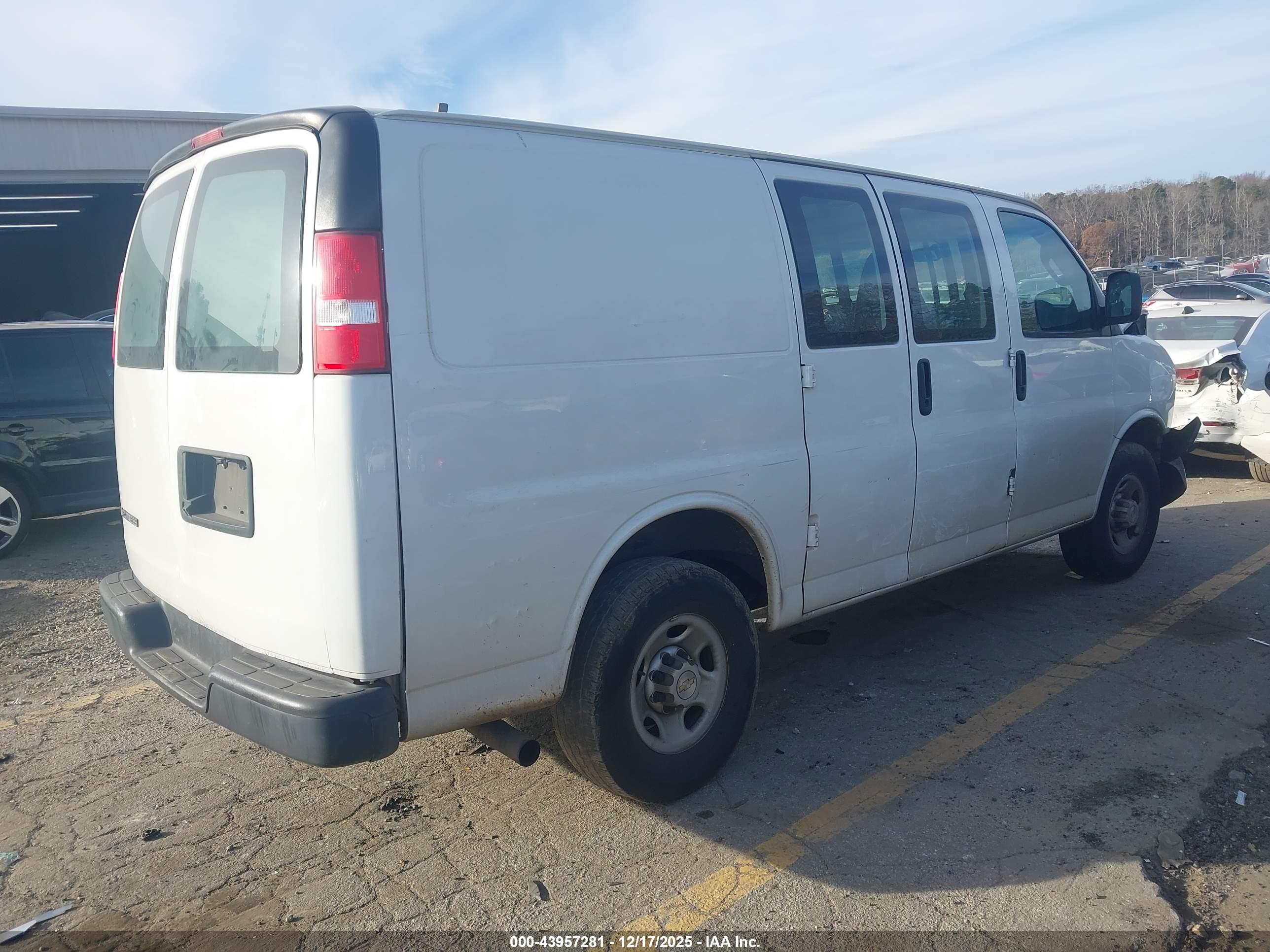 CHEVROLET EXPRESS image 4