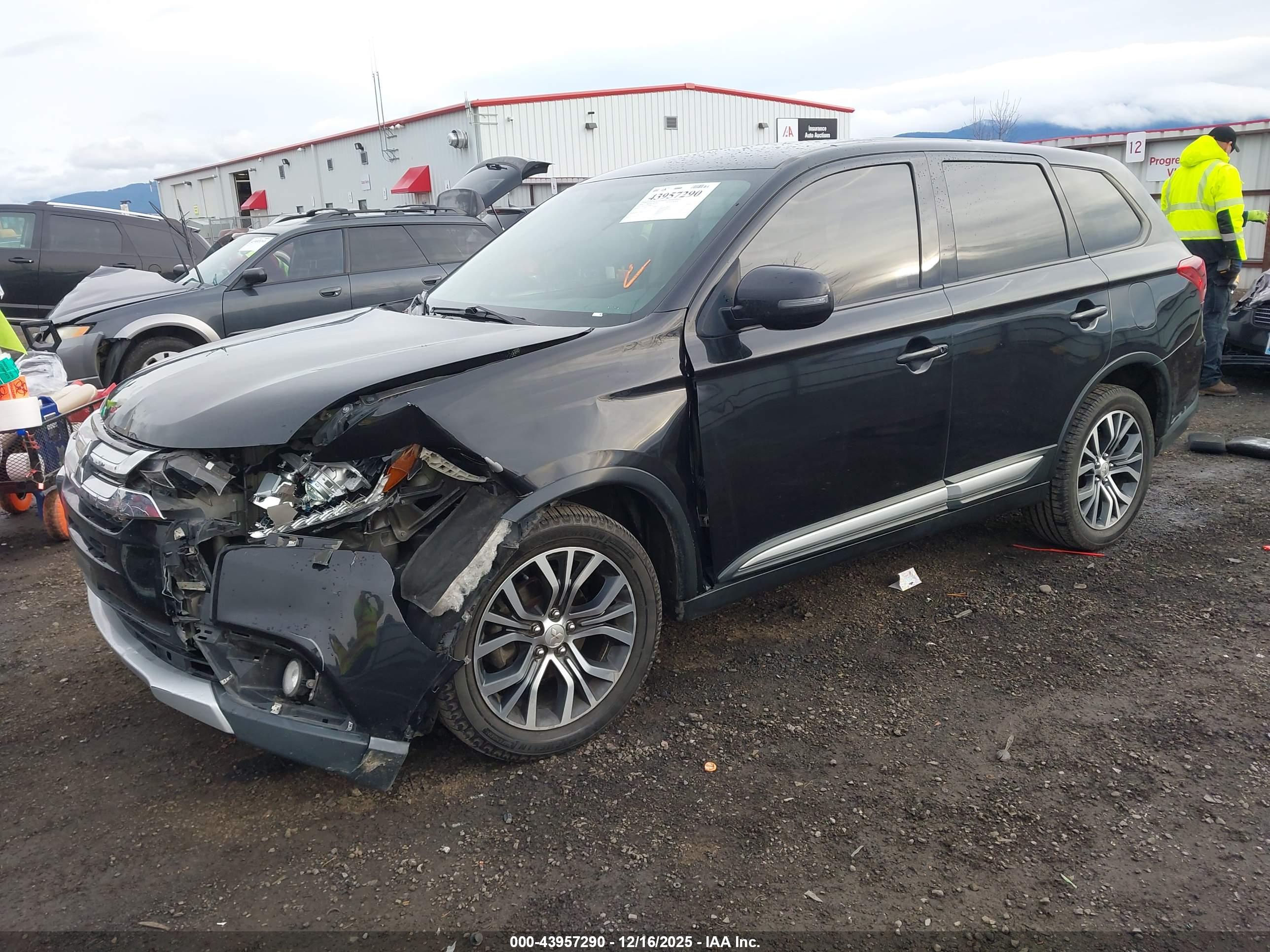 MITSUBISHI OUTLANDER image 2