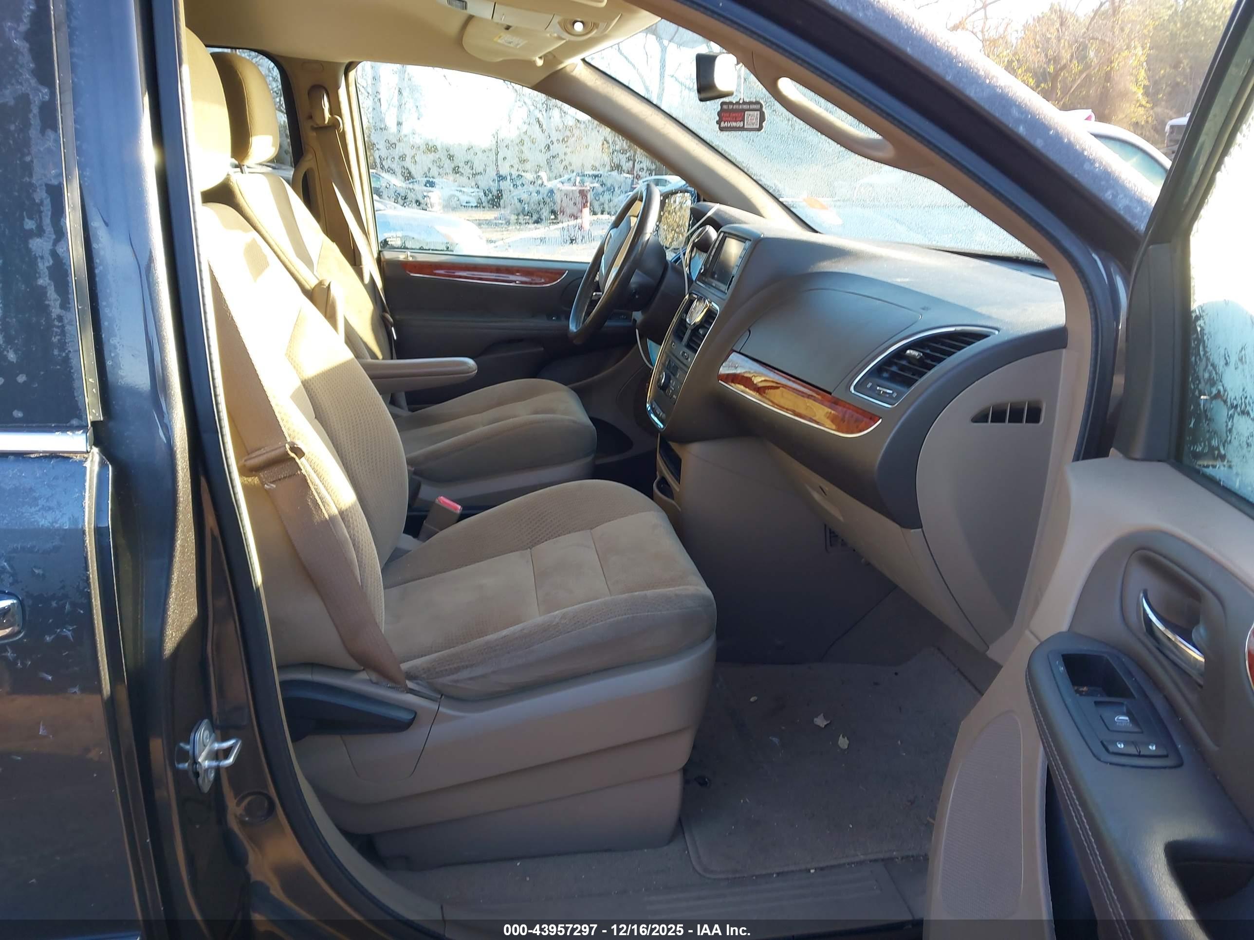 CHRYSLER TOWN image 5