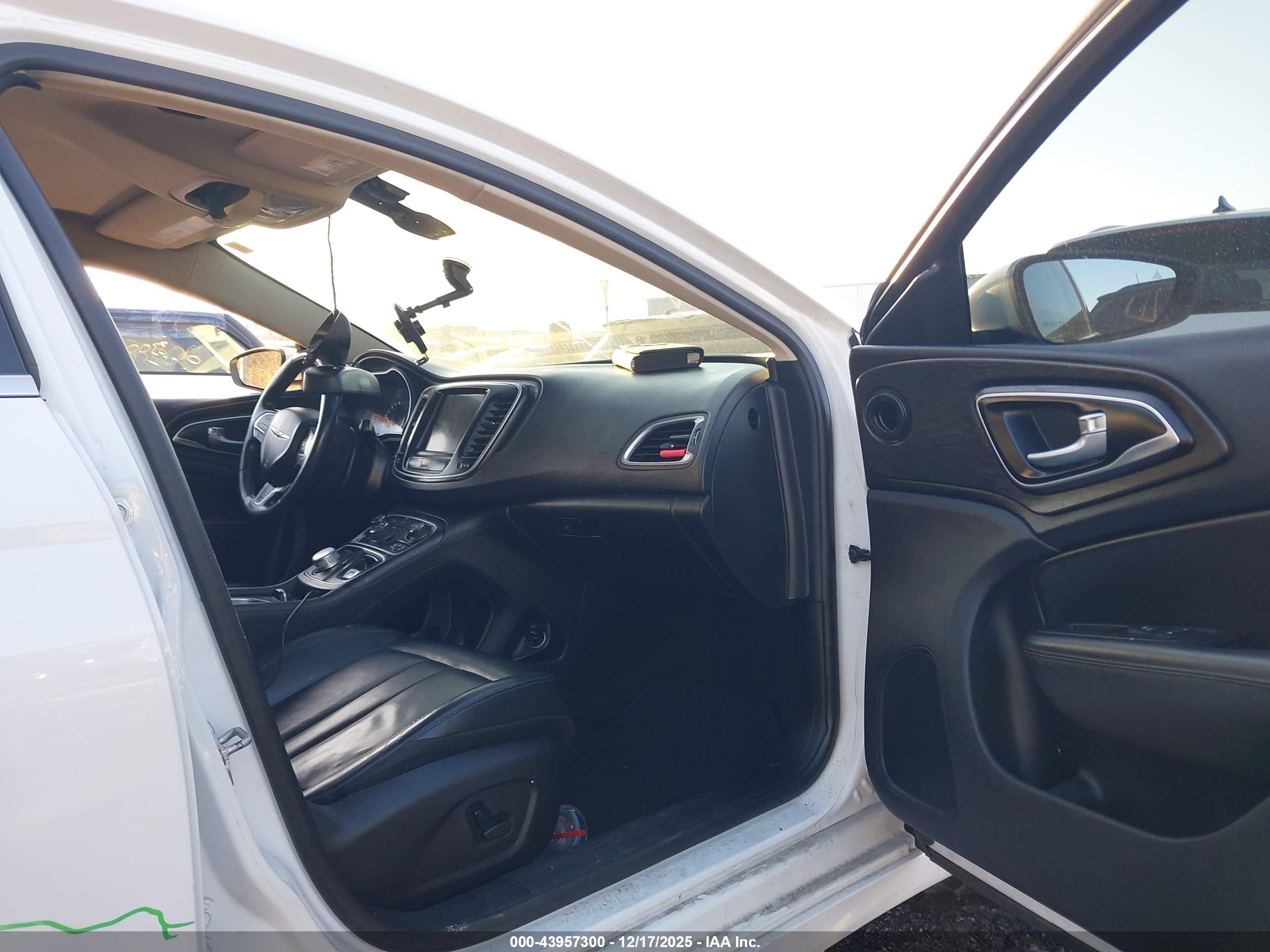 CHRYSLER 200 image 5