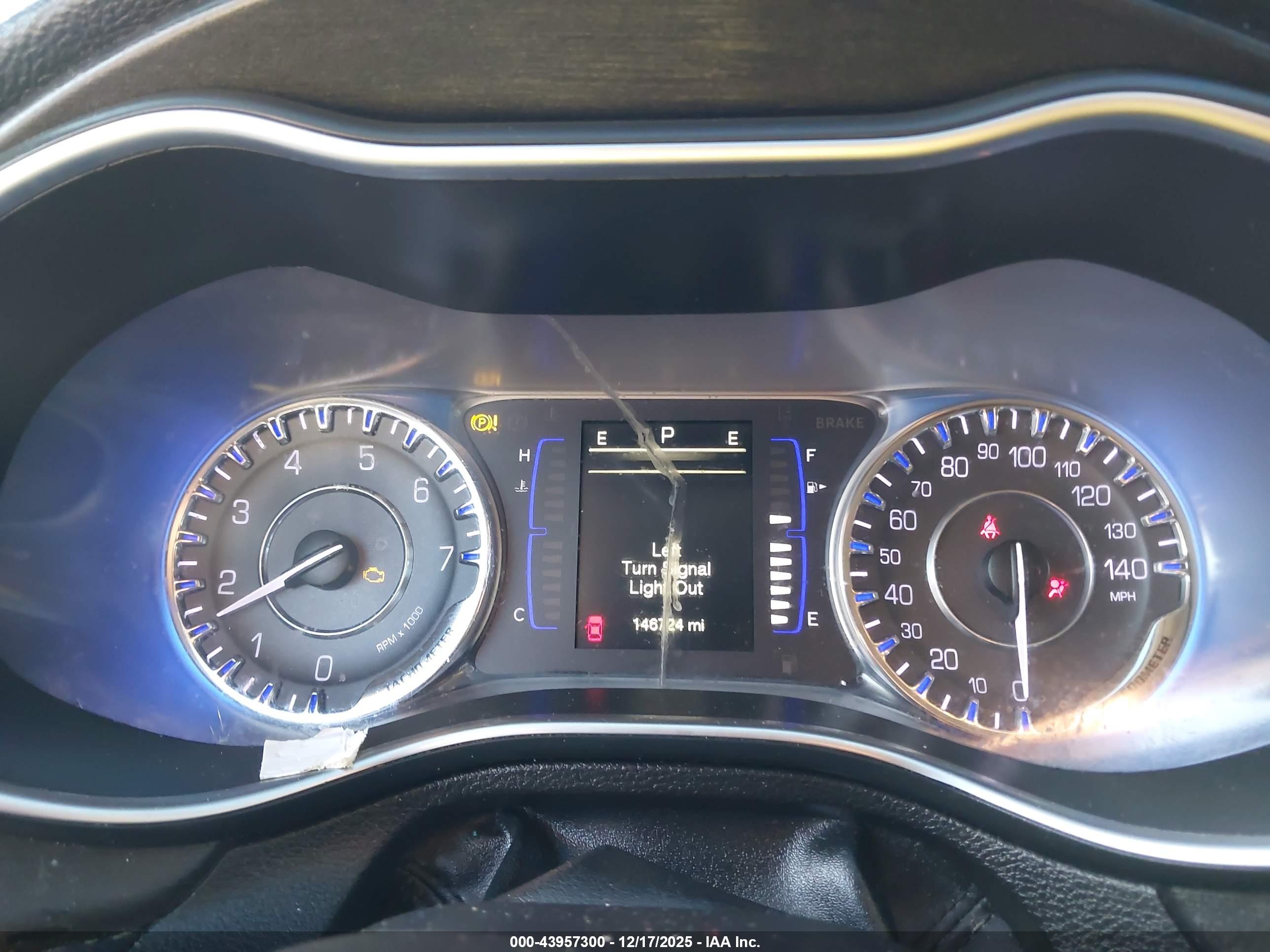 CHRYSLER 200 image 7