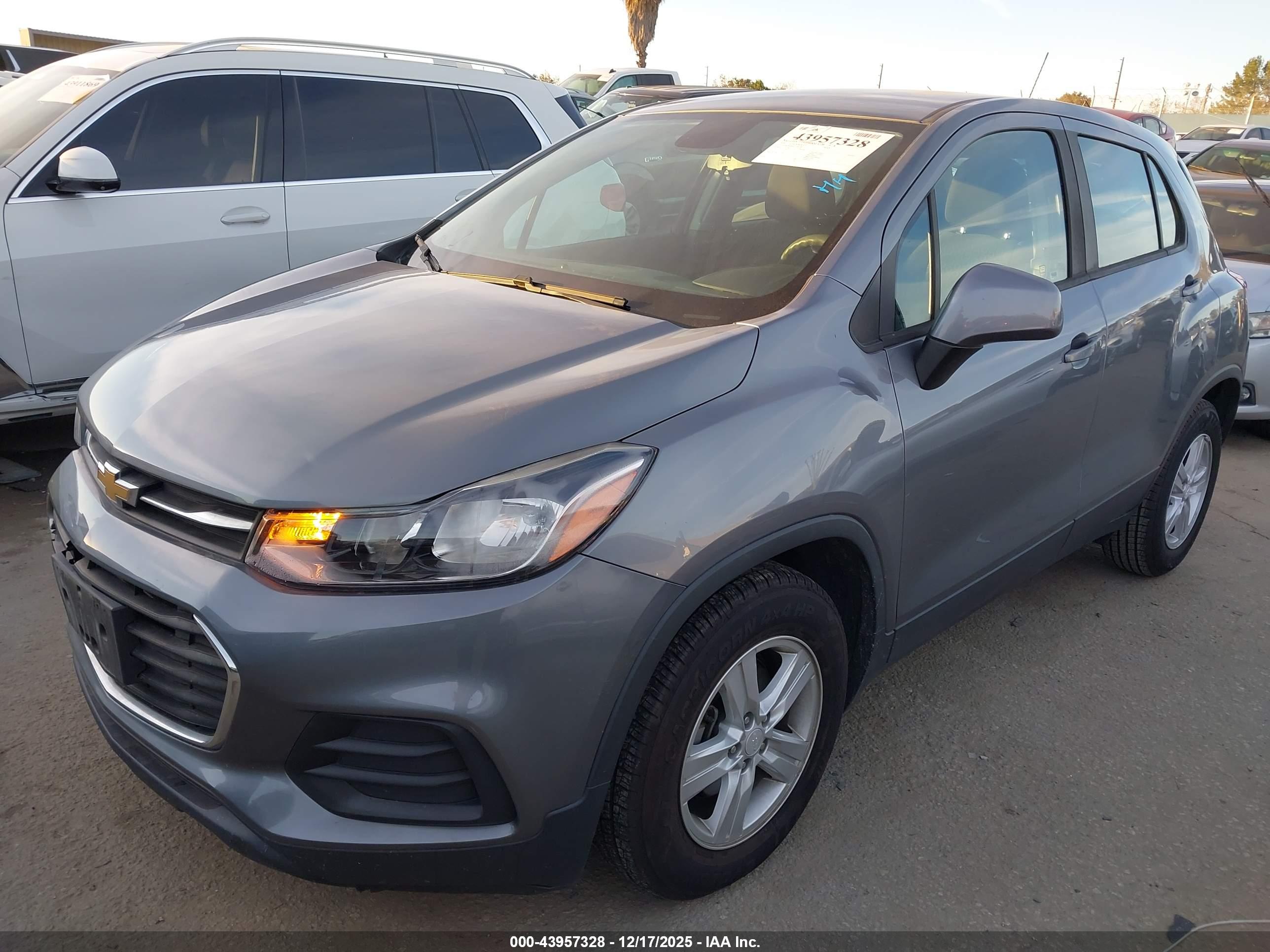 CHEVROLET TRAX image 2