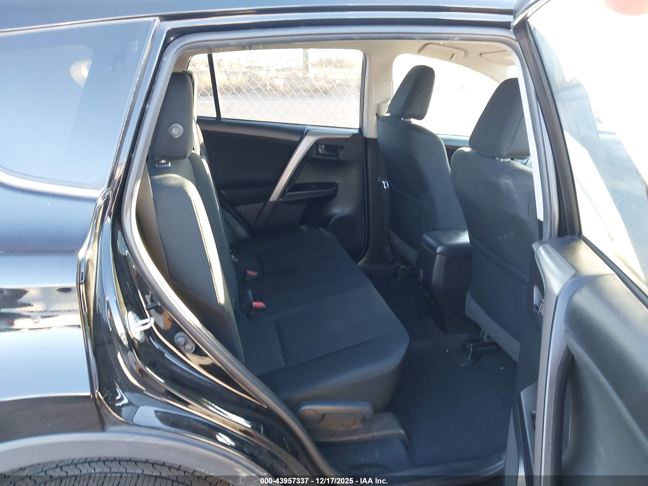 TOYOTA RAV4 image 8