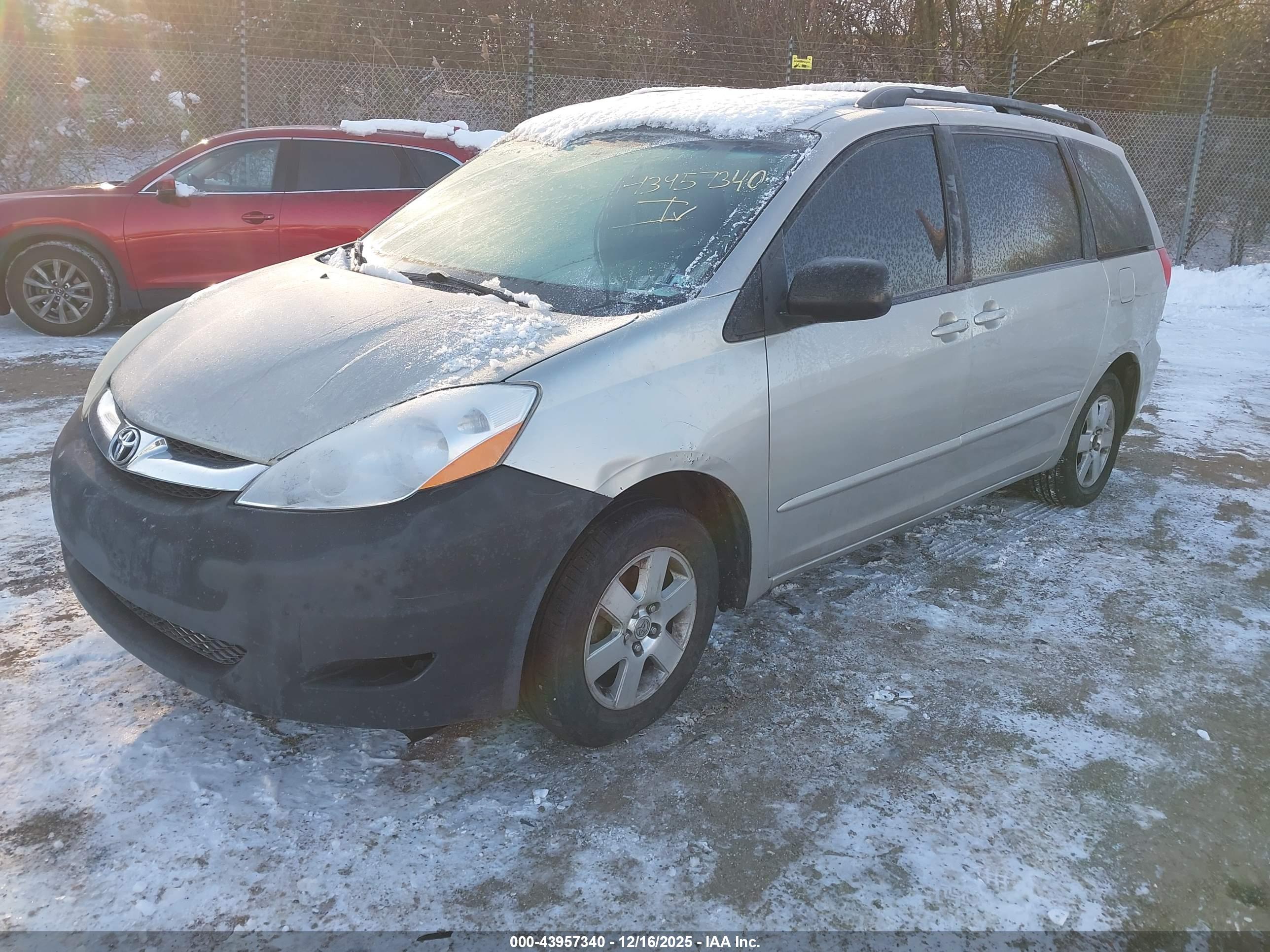 TOYOTA SIENNA image 2