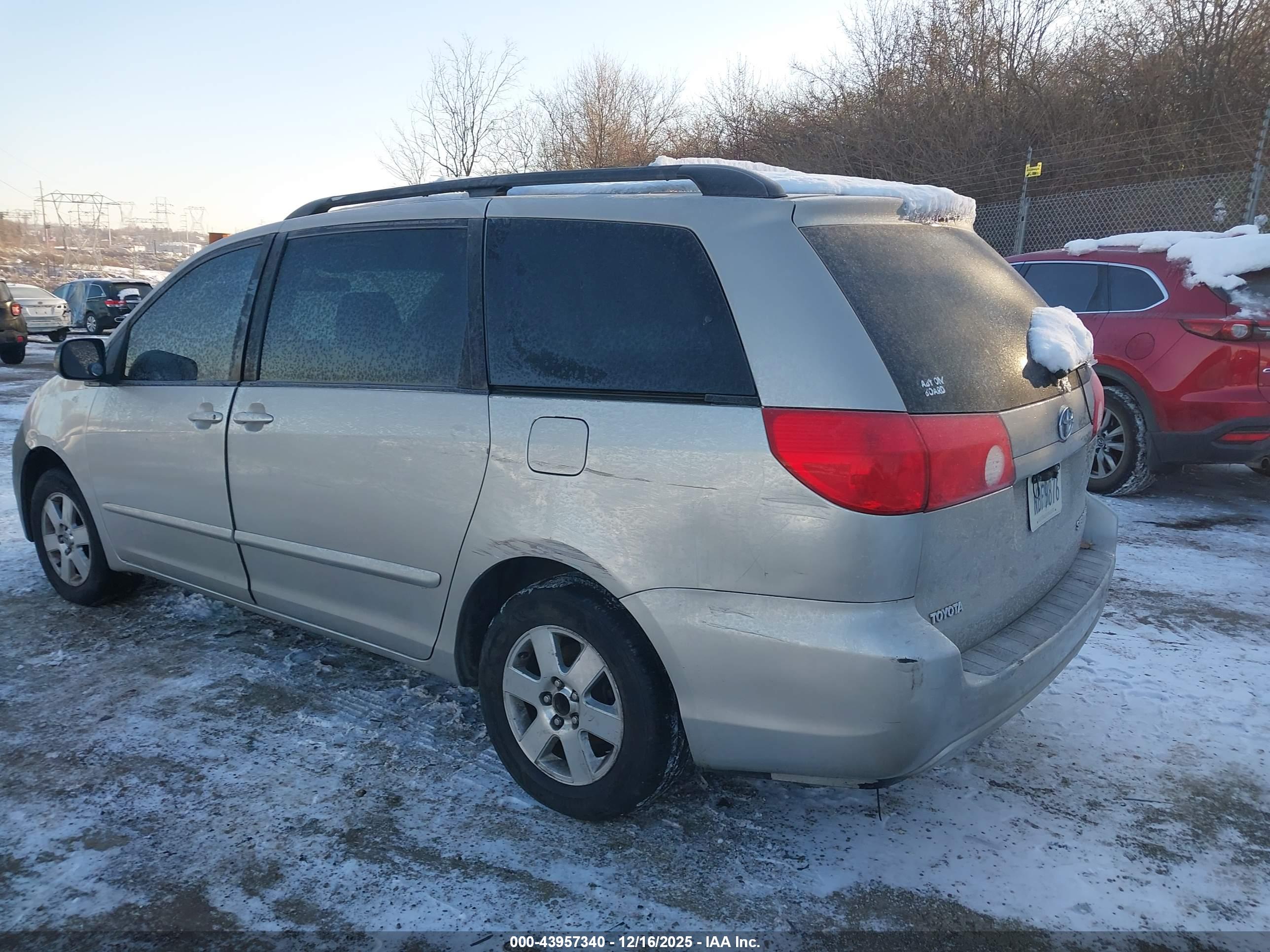 TOYOTA SIENNA image 3