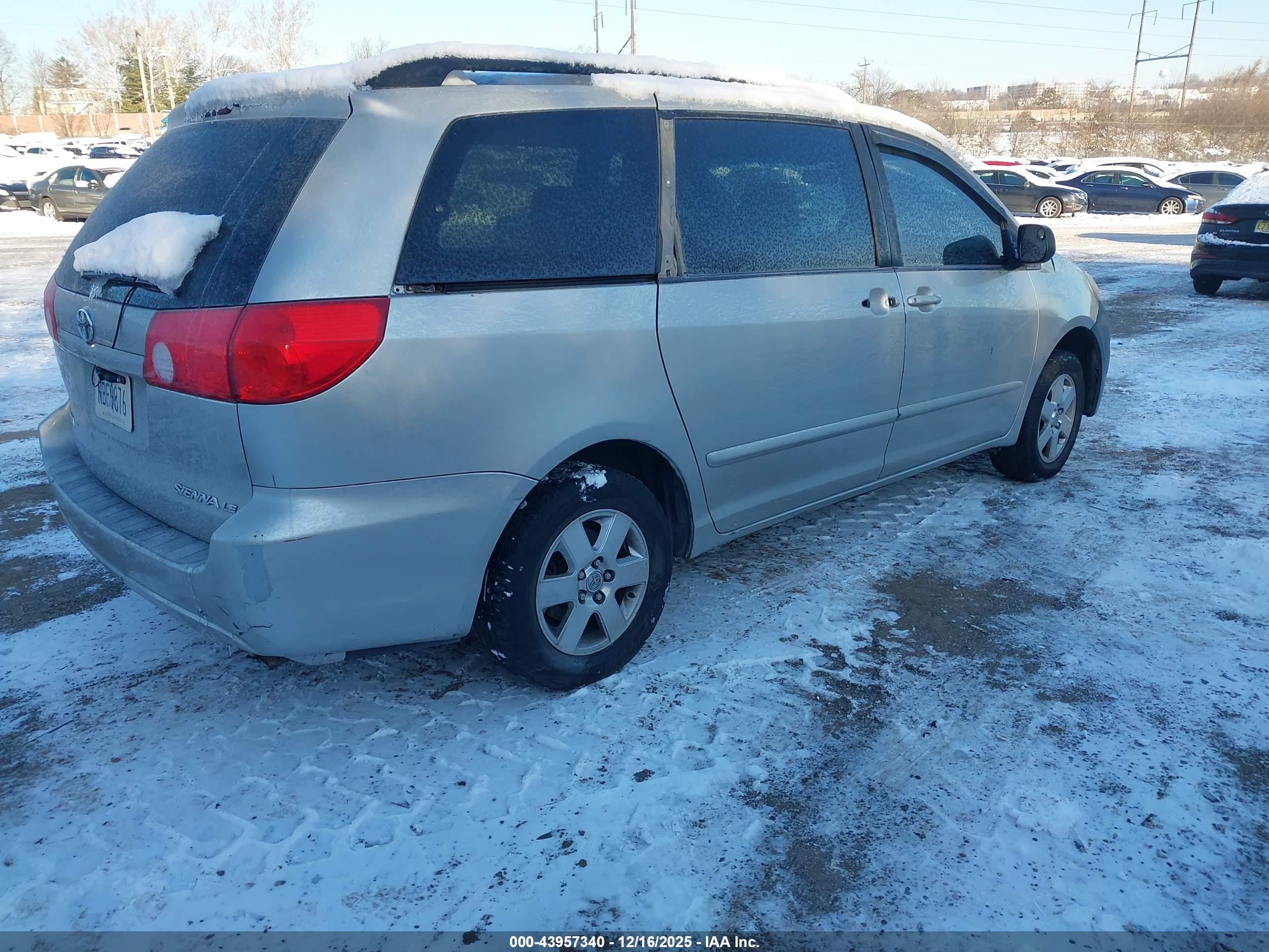 TOYOTA SIENNA image 4