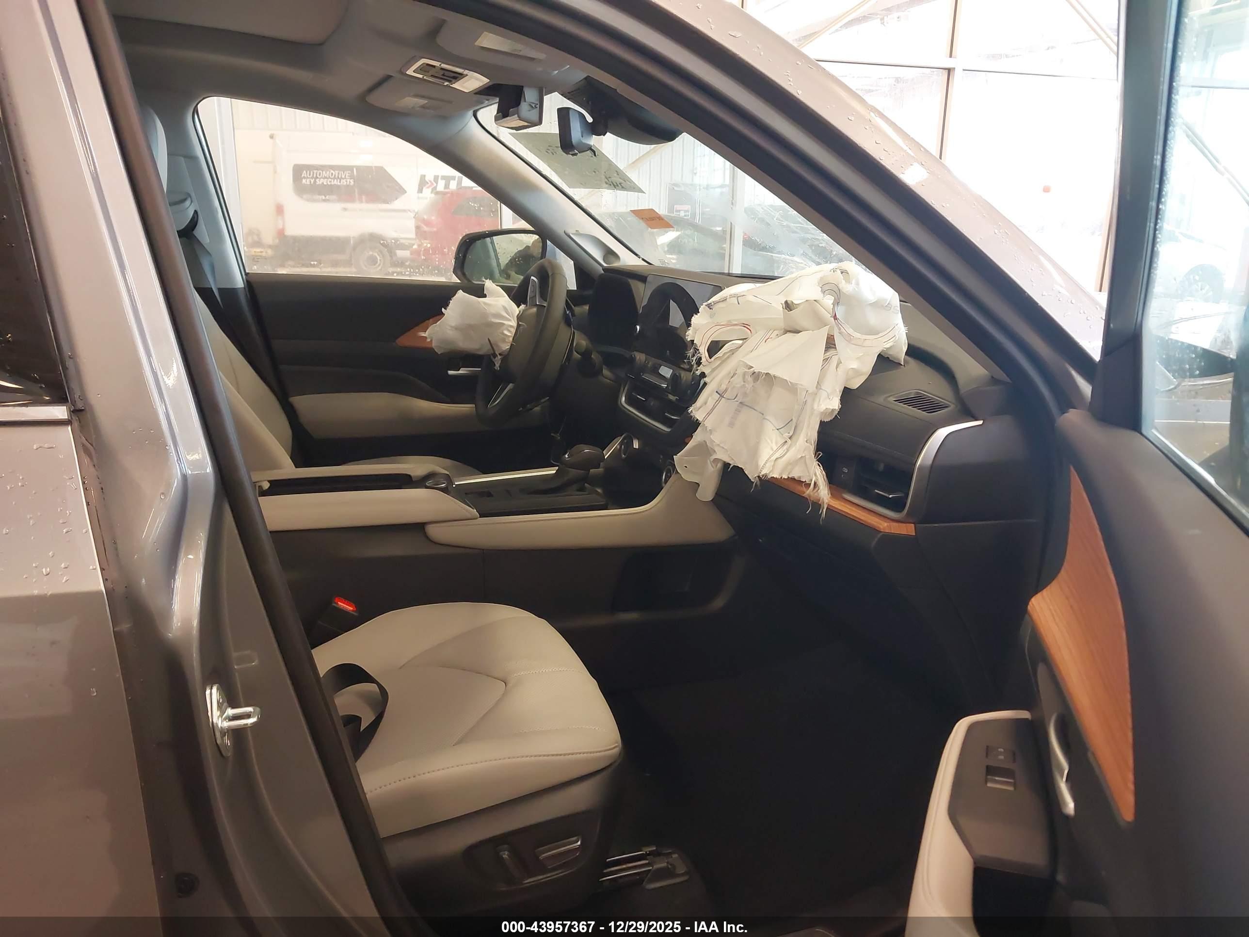 TOYOTA GRAND image 5