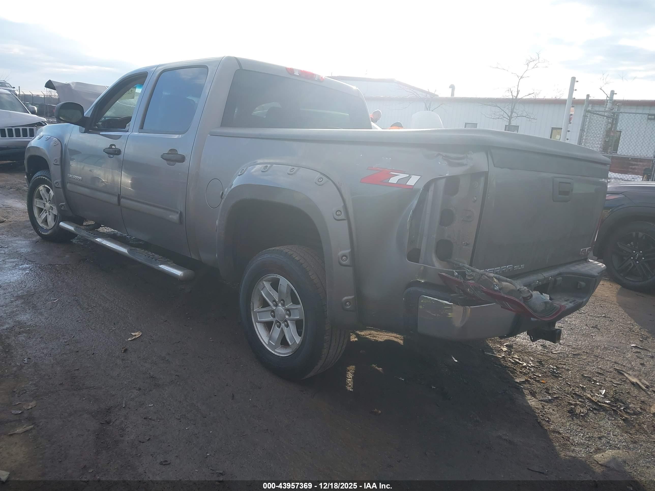 GMC SIERRA image 3