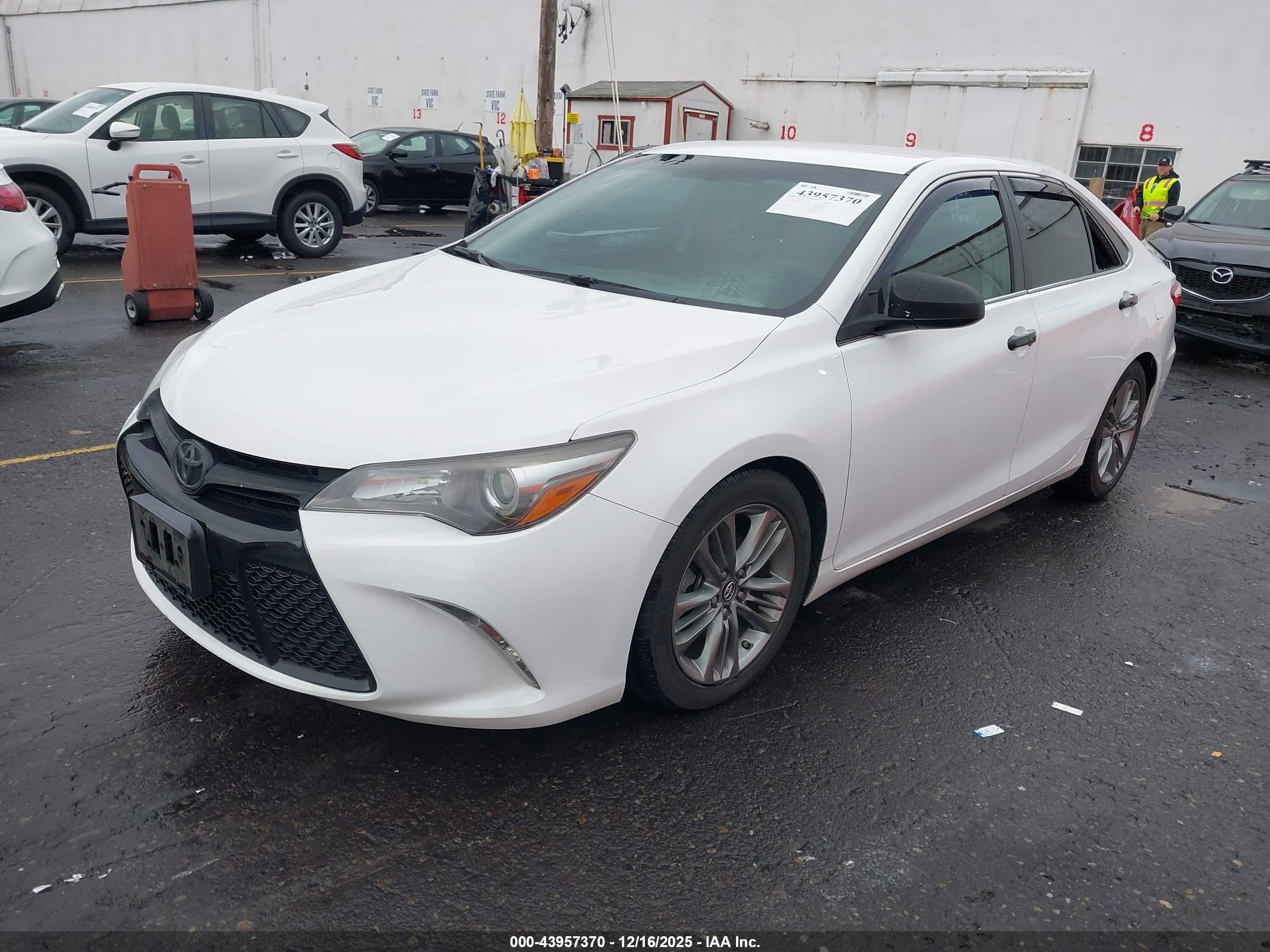 TOYOTA CAMRY image 2
