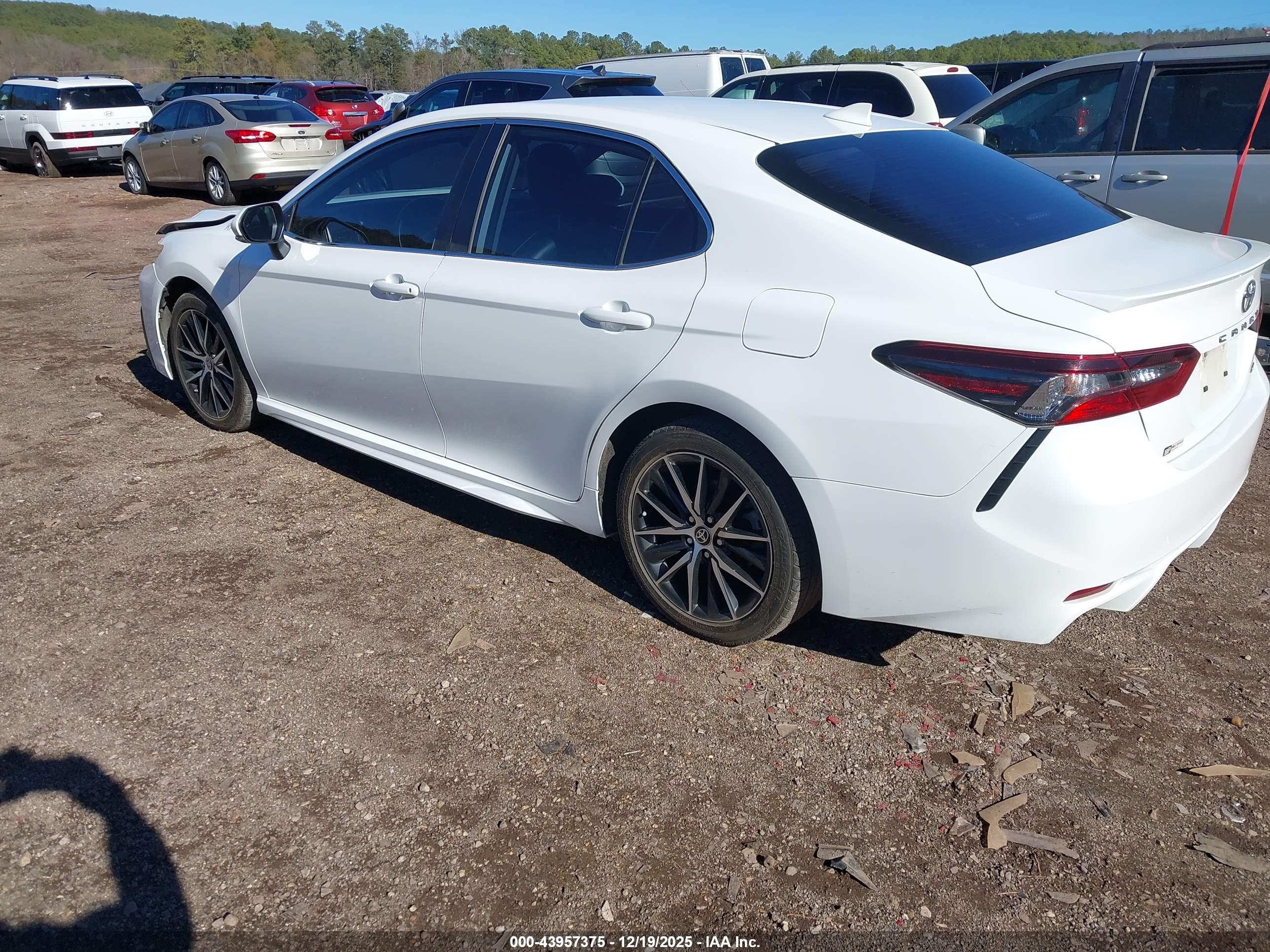 TOYOTA CAMRY image 3