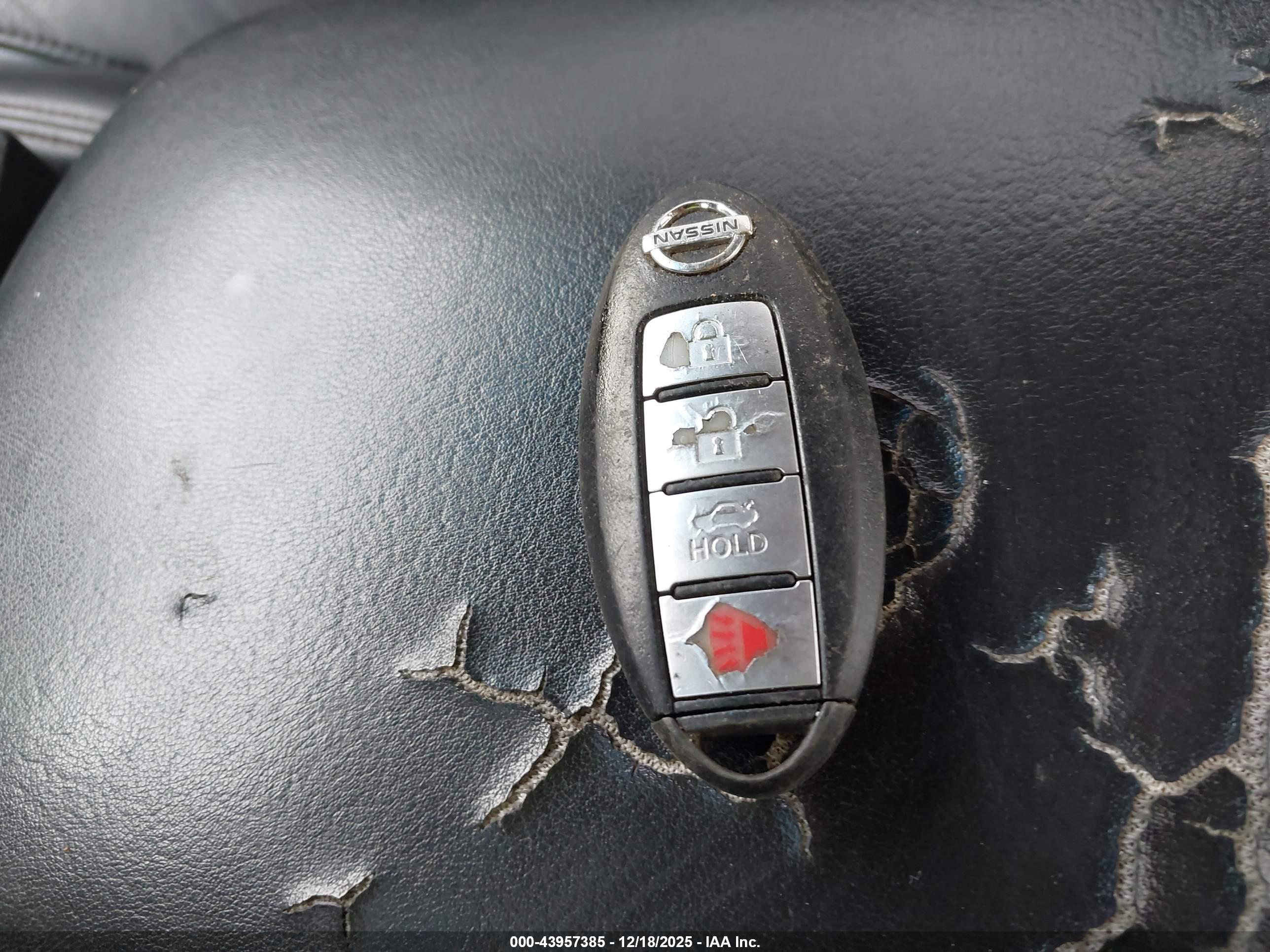 NISSAN MAXIMA image 11