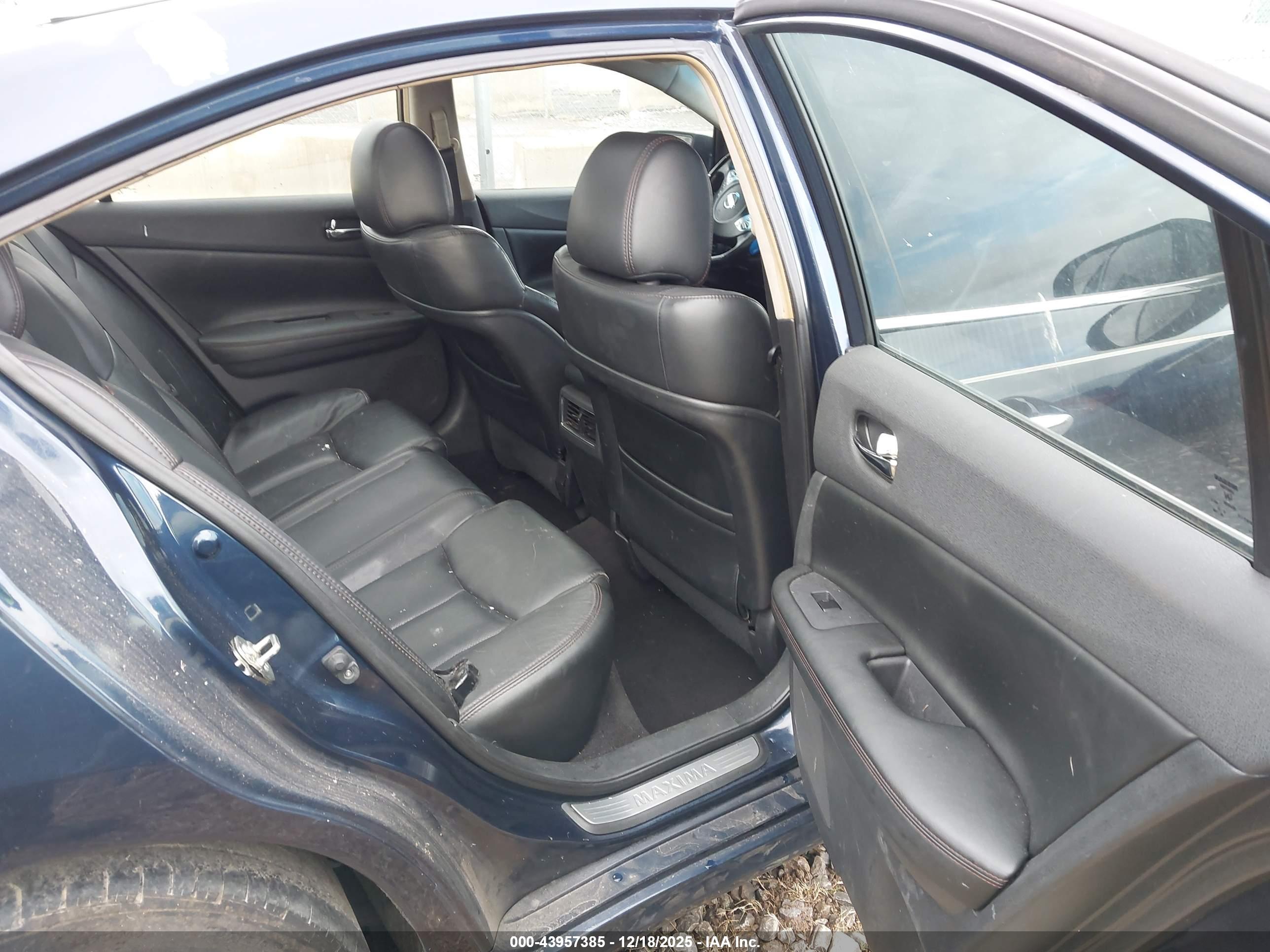 NISSAN MAXIMA image 8