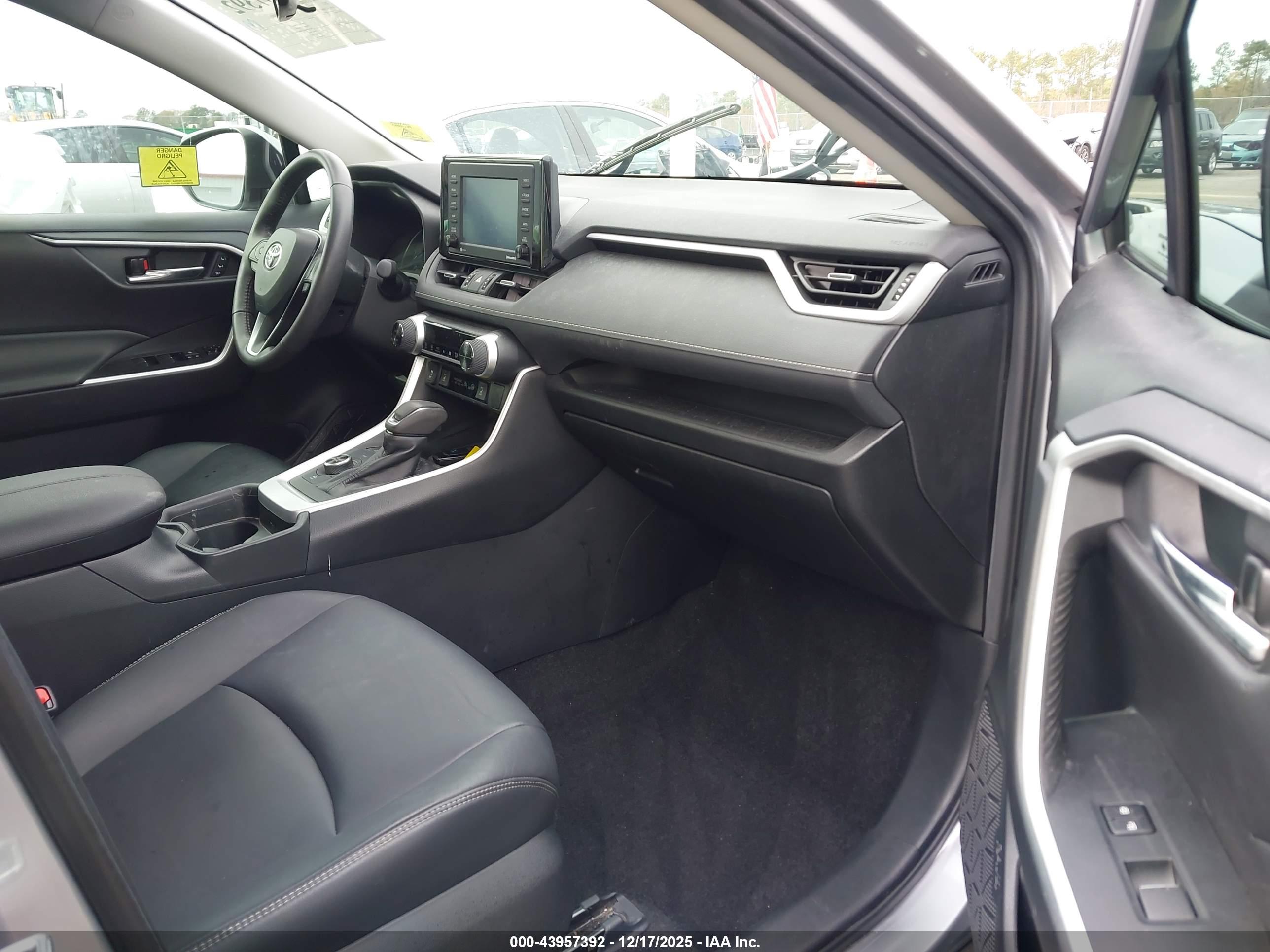 TOYOTA RAV4 image 5