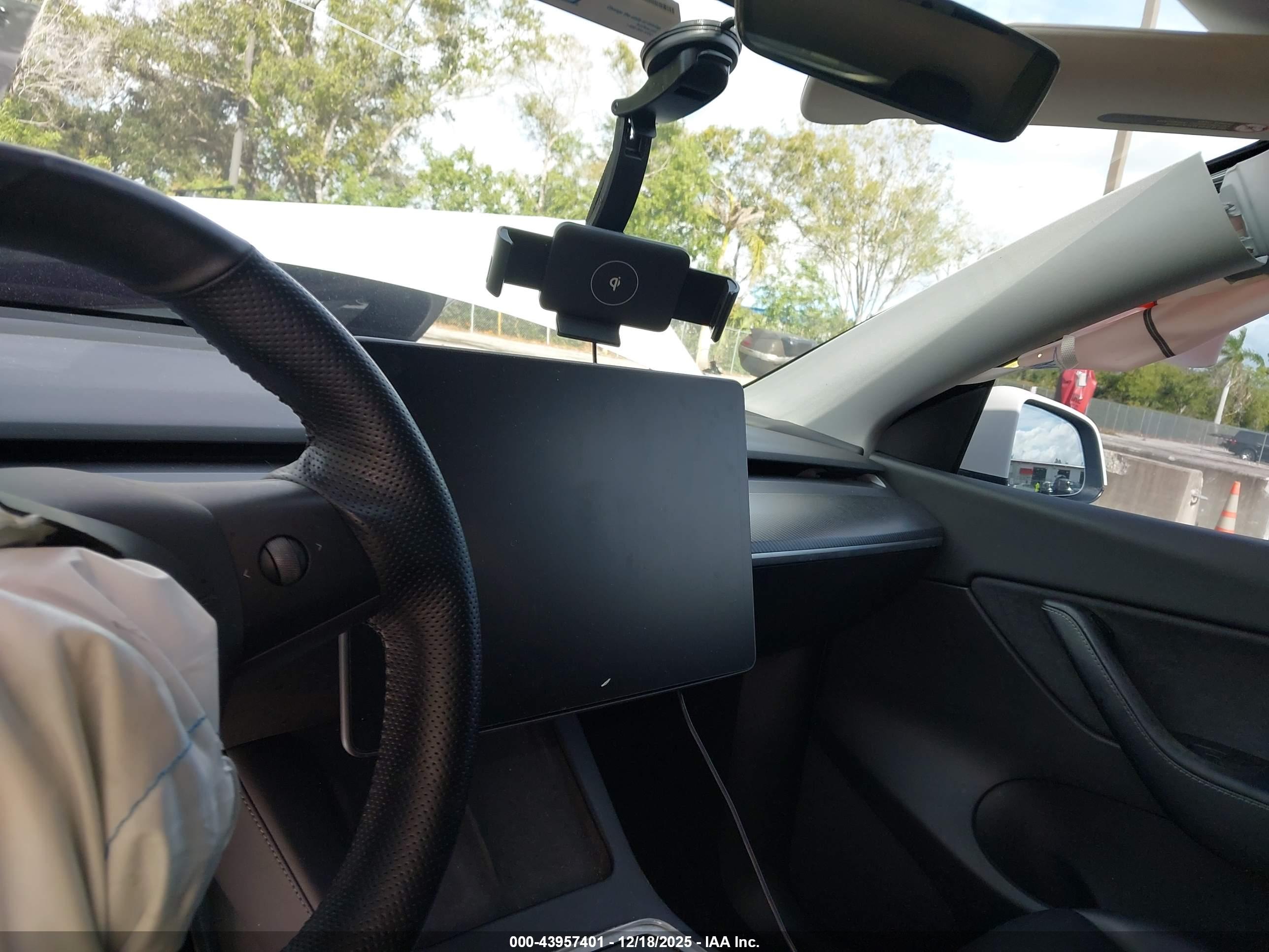 TESLA MODEL image 7