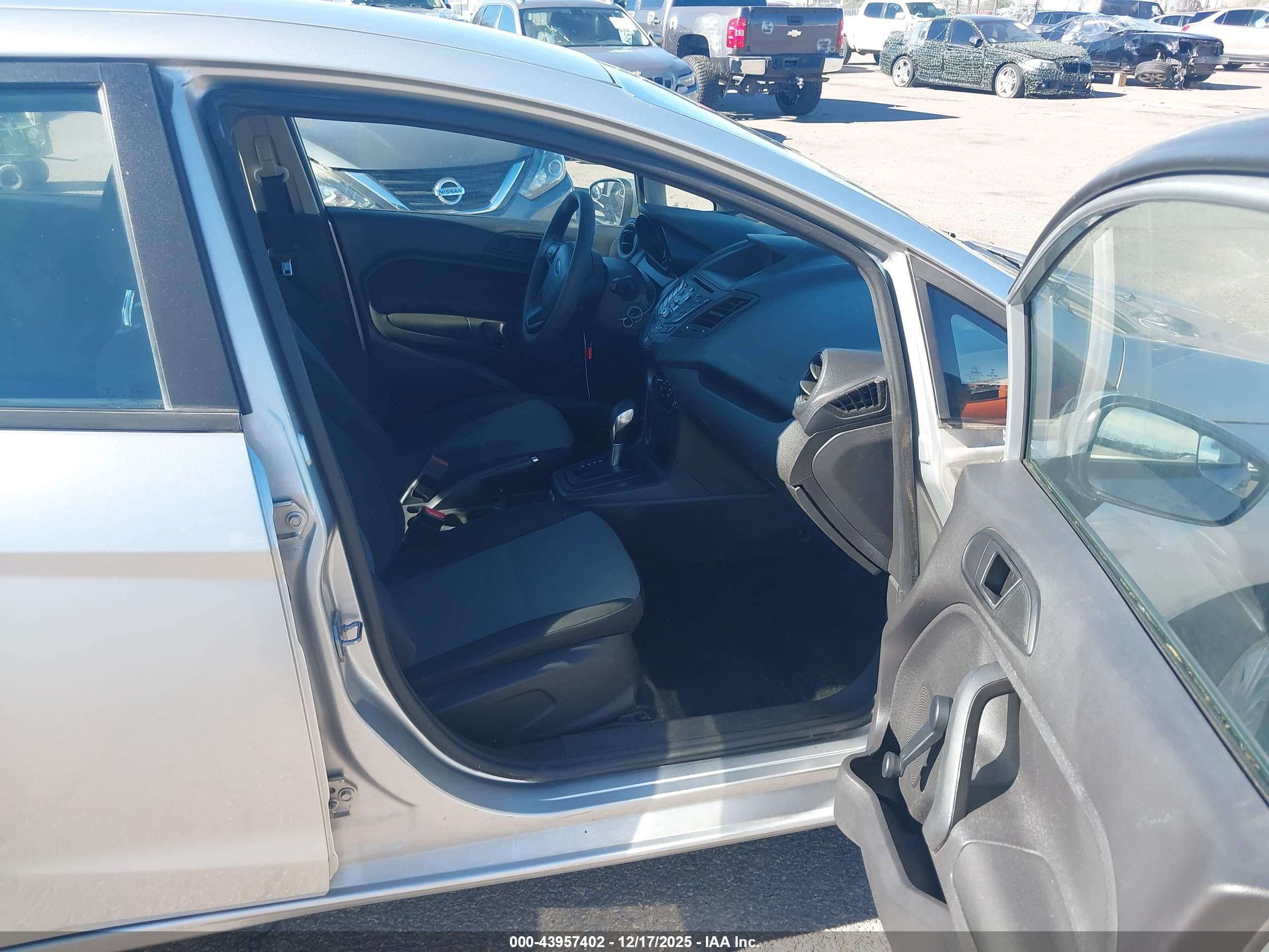 FORD FIESTA image 5