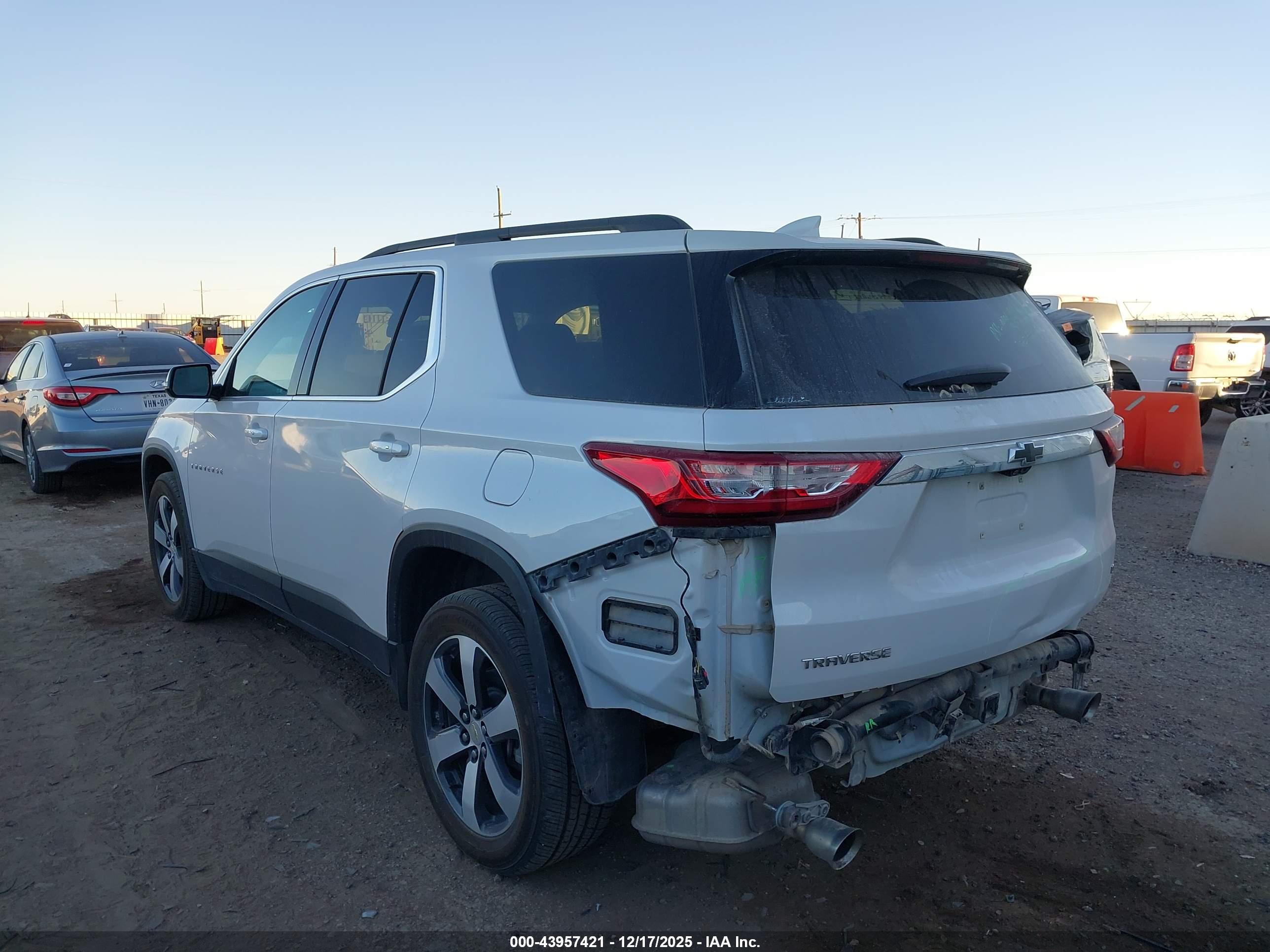 CHEVROLET TRAVERSE image 3