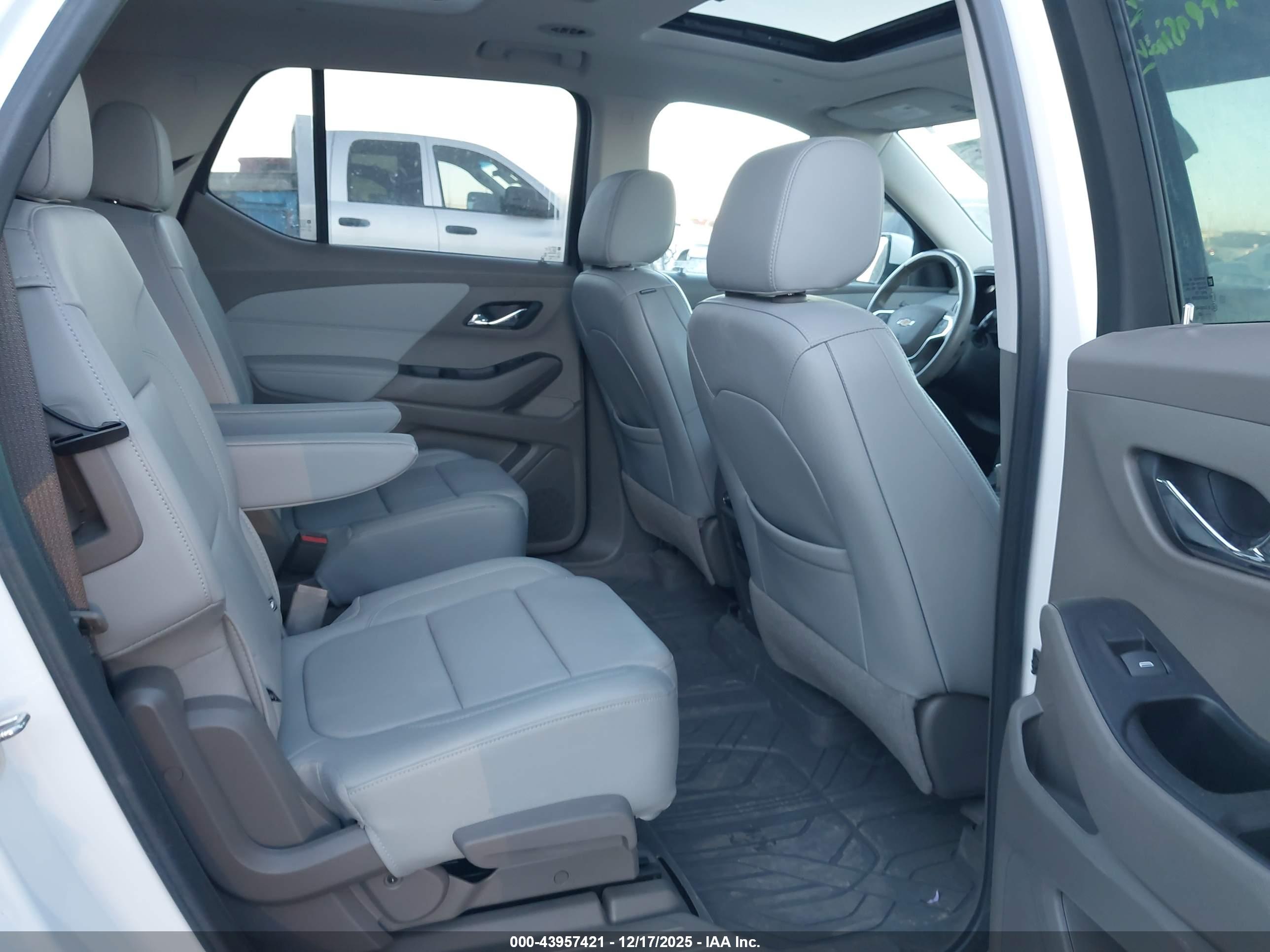 CHEVROLET TRAVERSE image 8