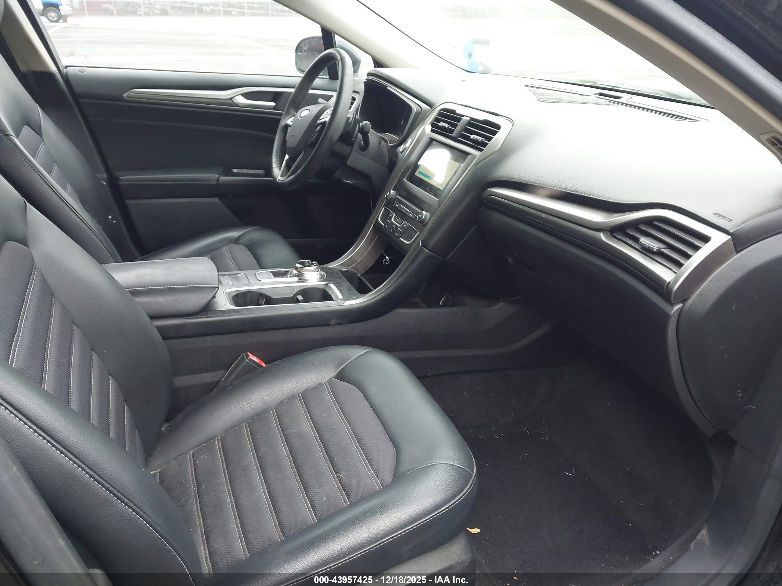 FORD FUSION image 5